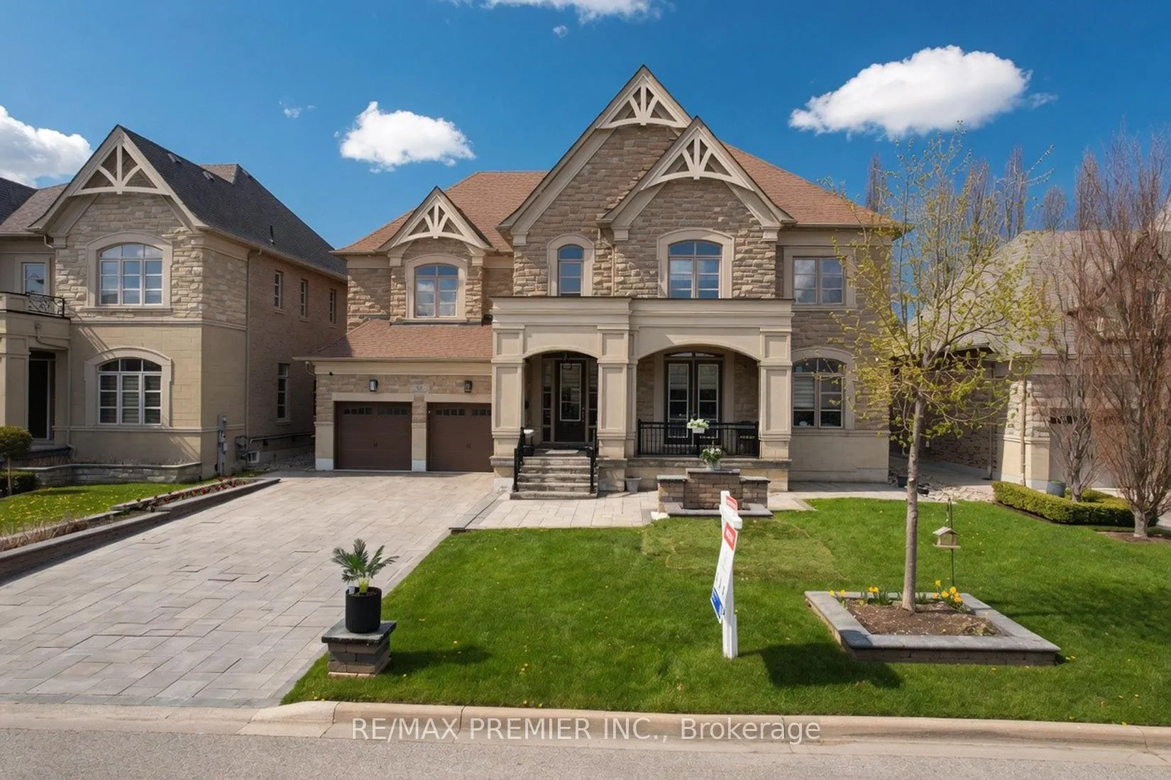 Photo 2 of 95 Sarracini Crescent, Vaughan, Islington Woods — HOMEH