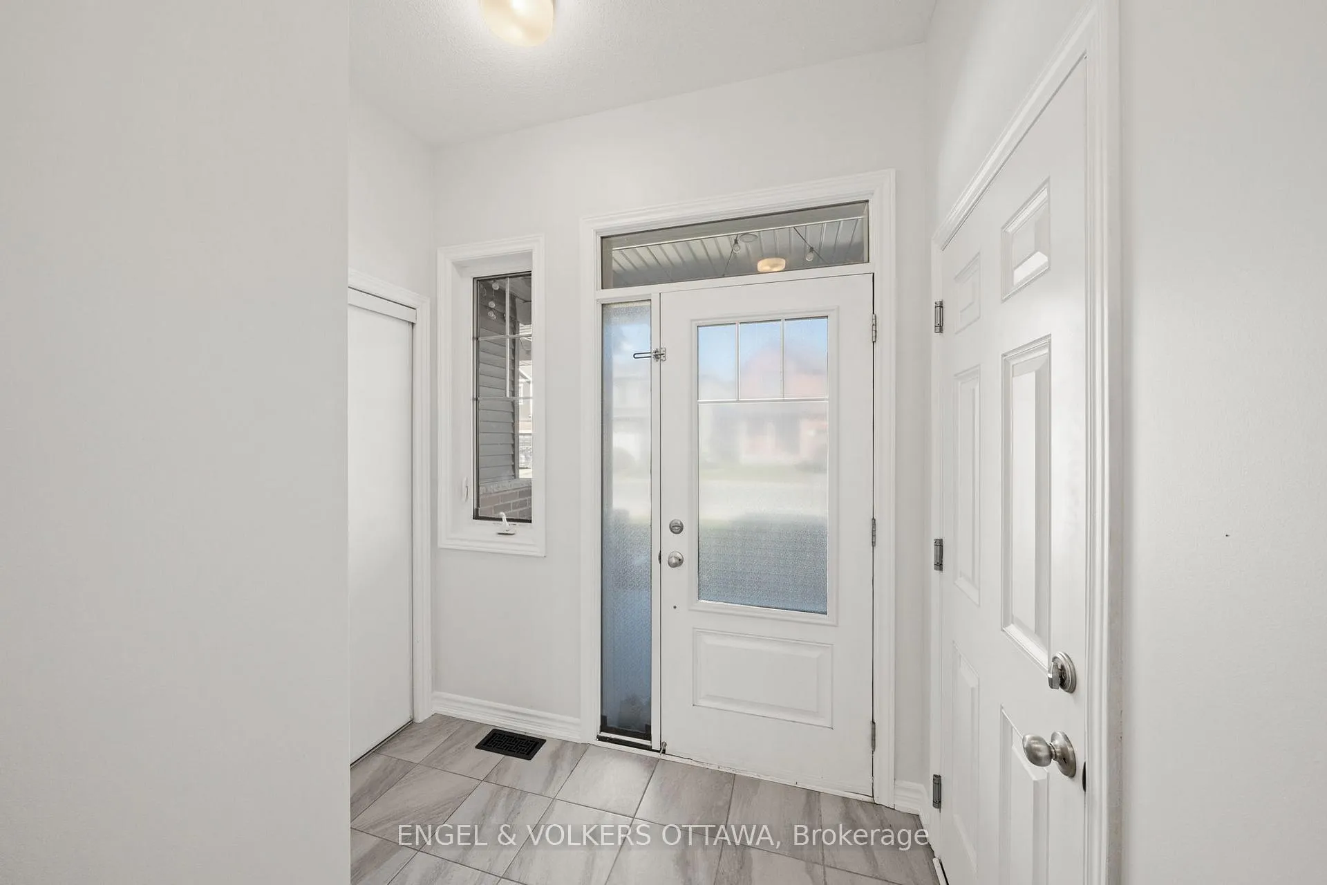 Photo 3 of 705 Perseus Avenue, Ottawa, Barrhaven - Half Moon Bay — HOMEH