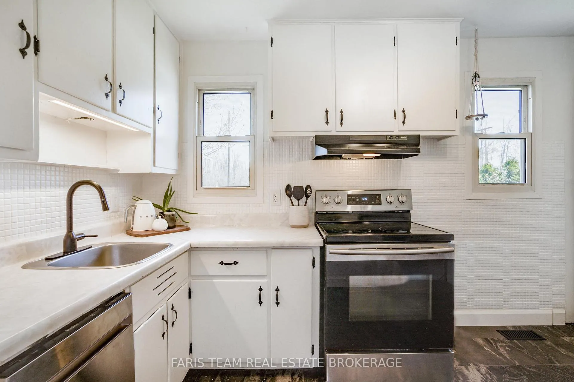 Photo 4 of 407 Bayview Parkway, Orillia — HOMEH