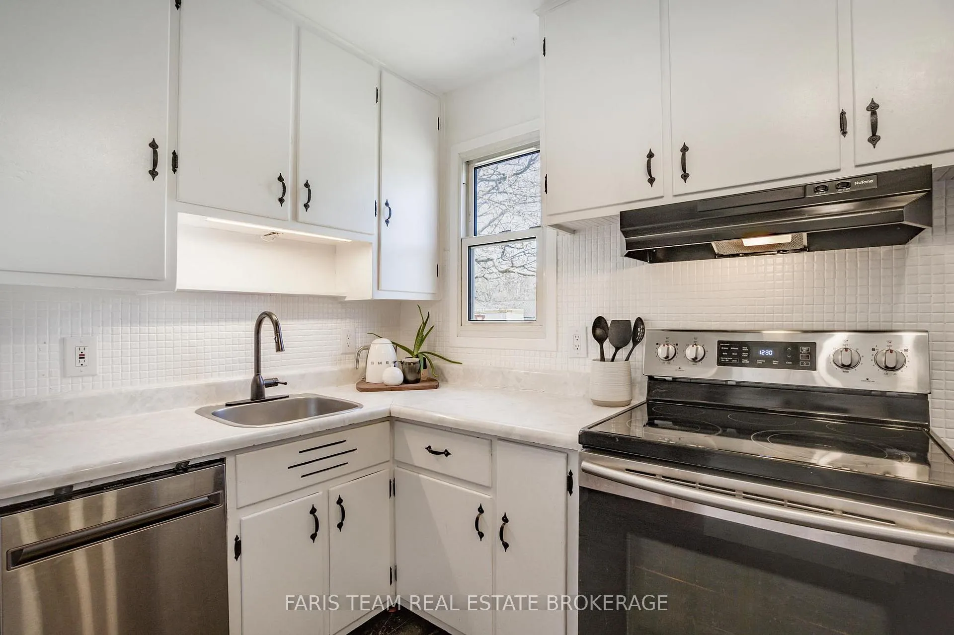 Photo 5 of 407 Bayview Parkway, Orillia — HOMEH