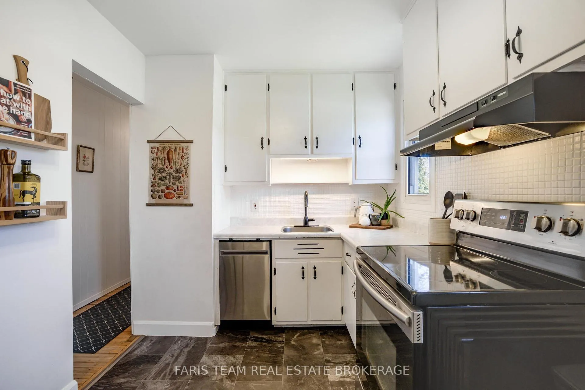 Photo 6 of 407 Bayview Parkway, Orillia — HOMEH