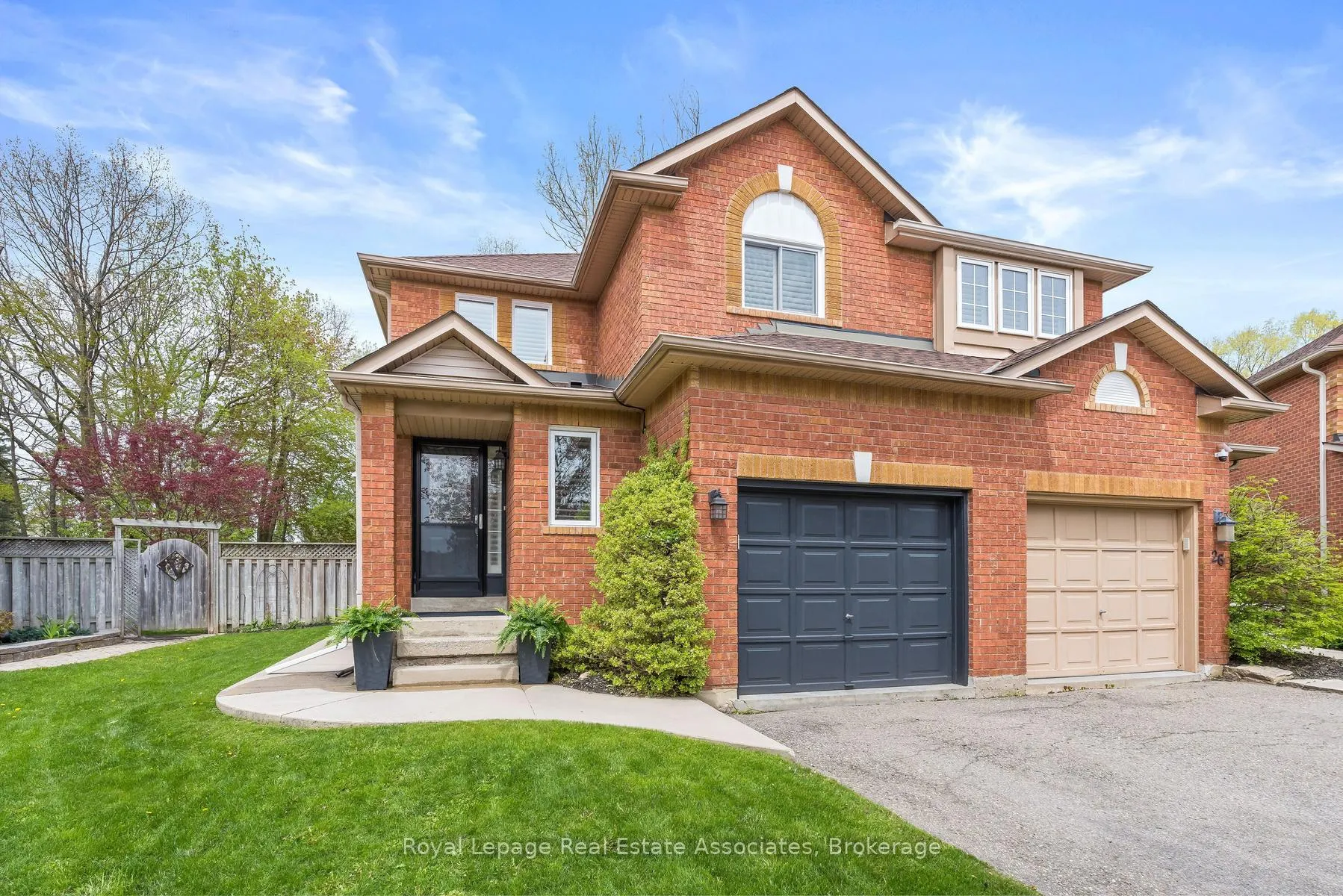 Photo 3 of 28 Gilmer Court, Halton Hills, Georgetown — HOMEH