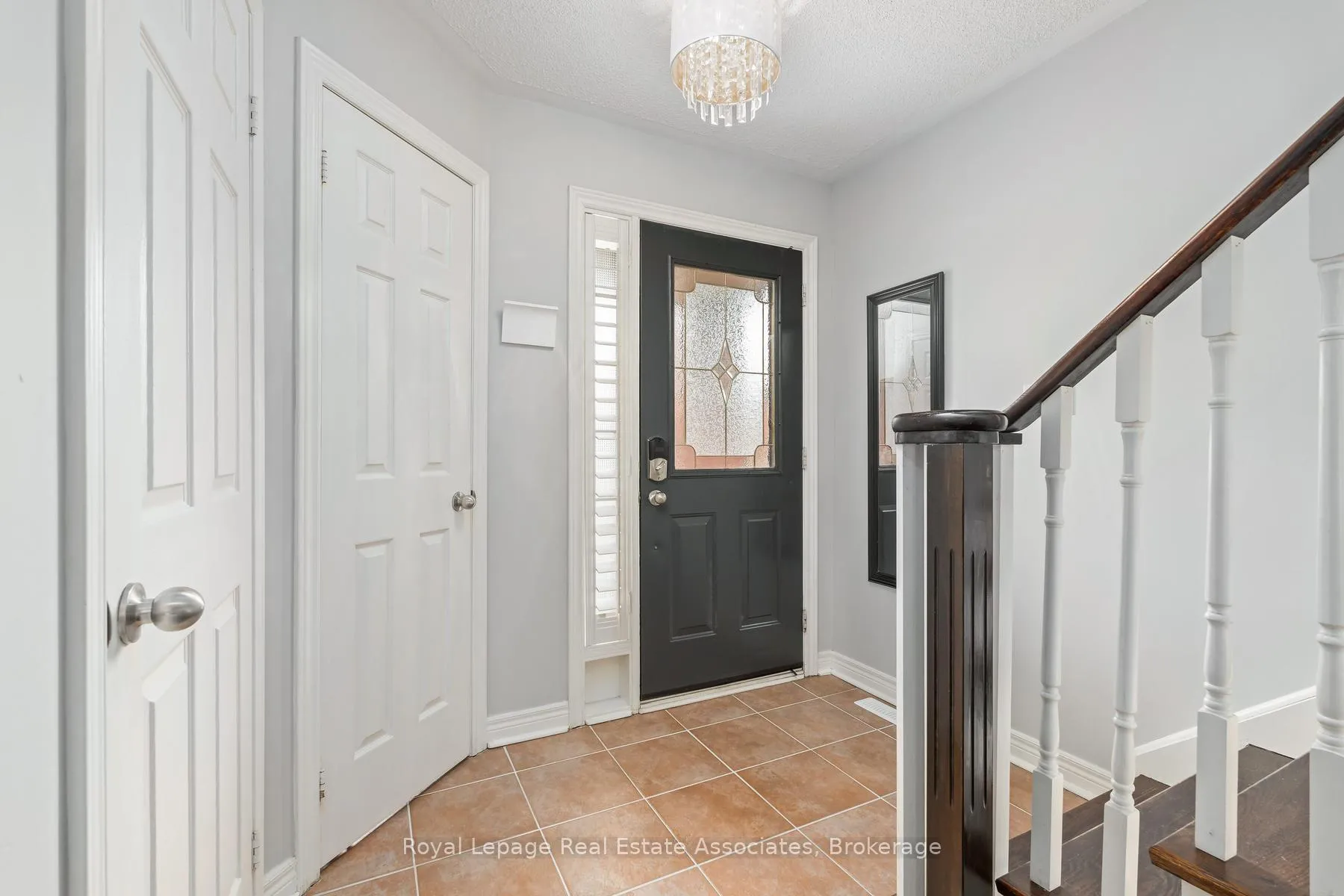 Photo 4 of 28 Gilmer Court, Halton Hills, Georgetown — HOMEH
