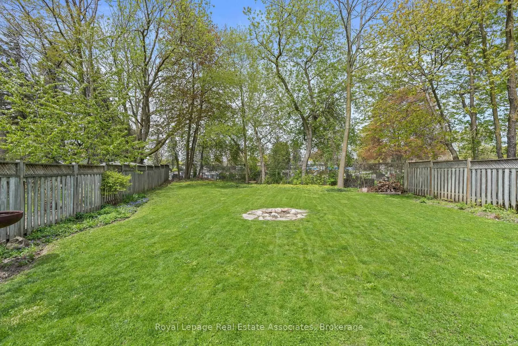 Photo 26 of 28 Gilmer Court, Halton Hills, Georgetown — HOMEH