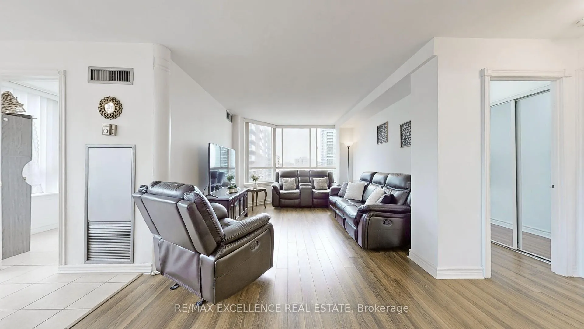 Photo 6 of Unit 1504, 3605 Kariya Drive, Mississauga, City Centre — HOMEH