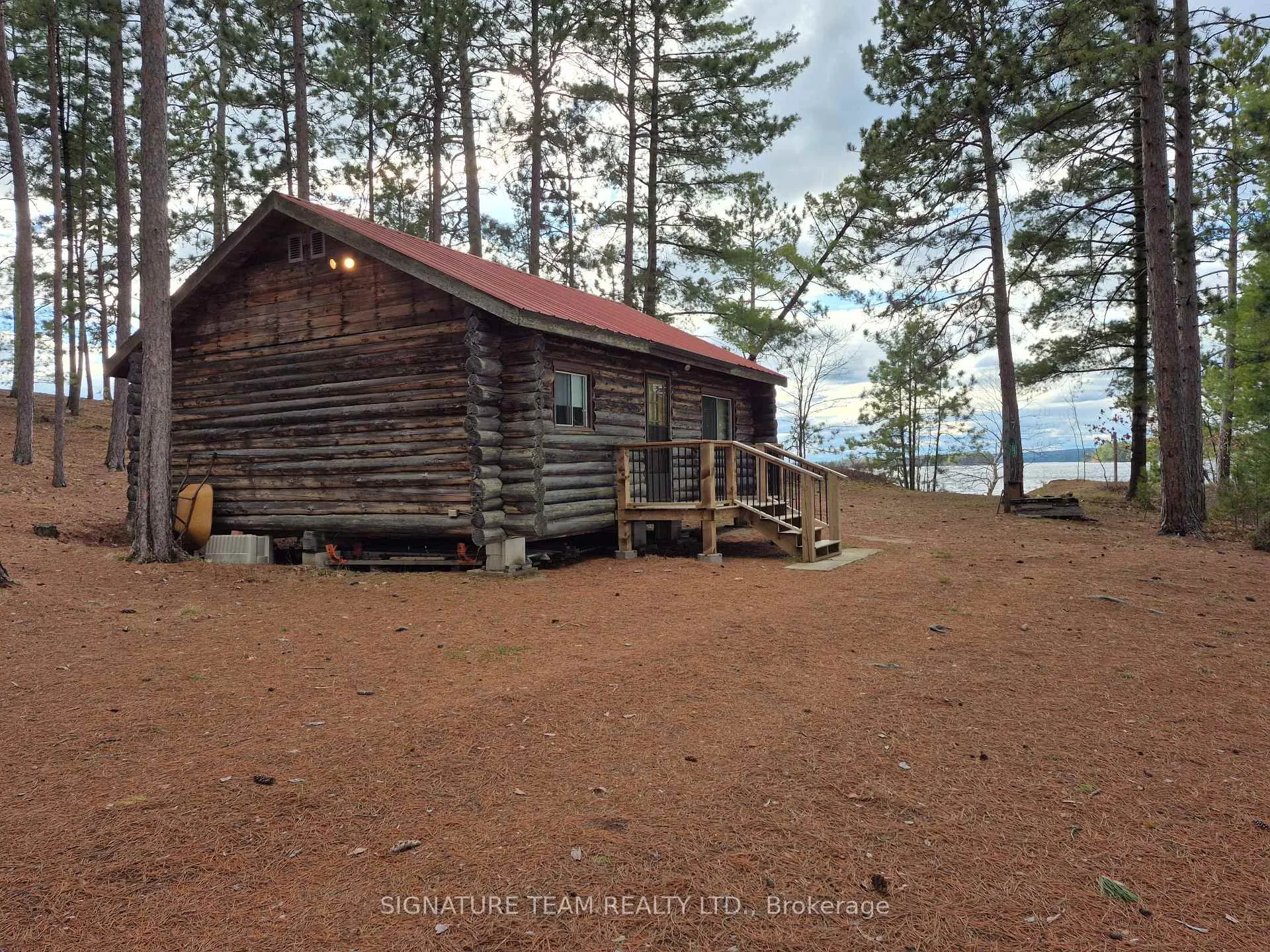 Front of 1976B Round Lake Road