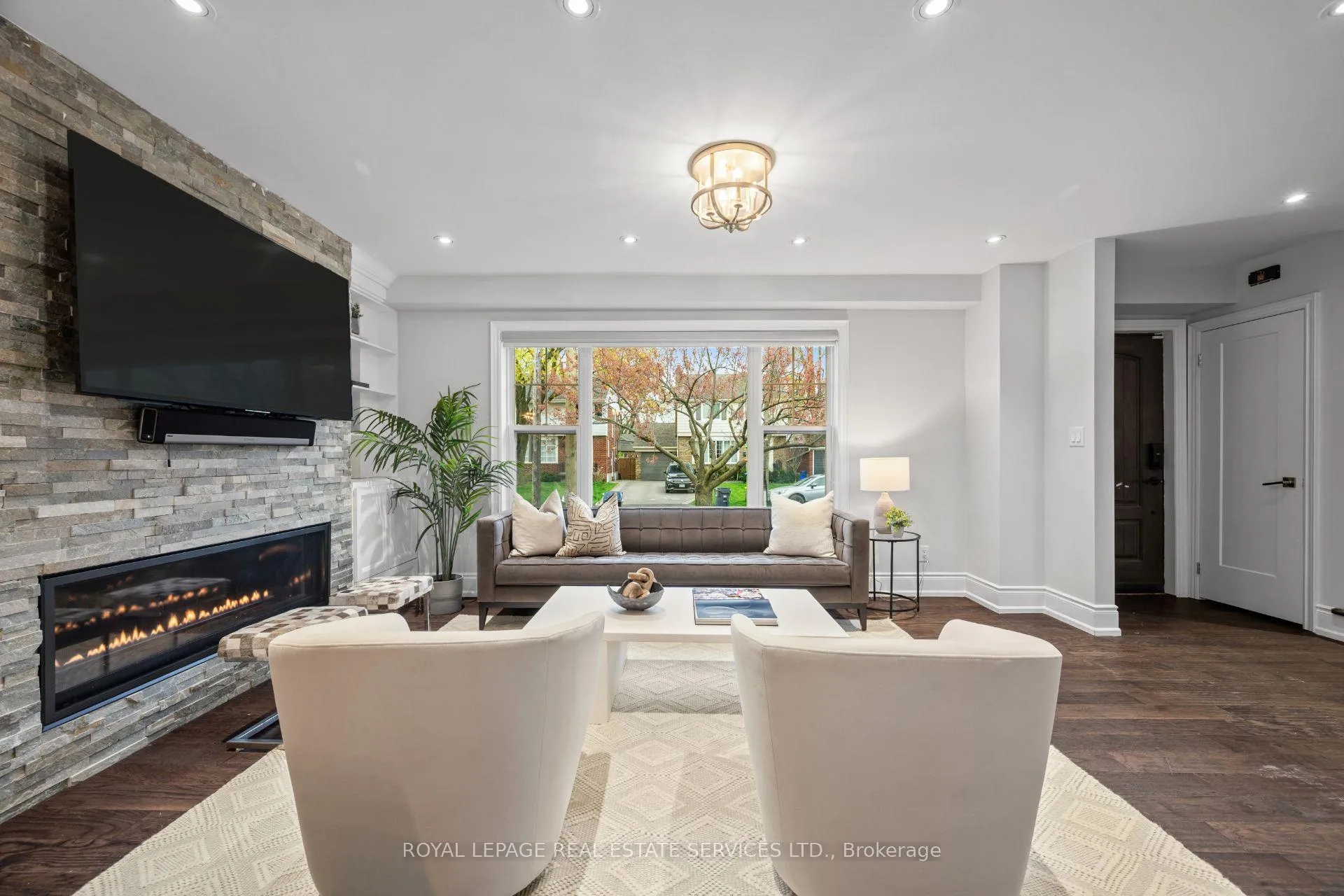 Photo 4 of 10 Glenellen Drive W, Etobicoke, Stonegate-Queensway — HOMEH