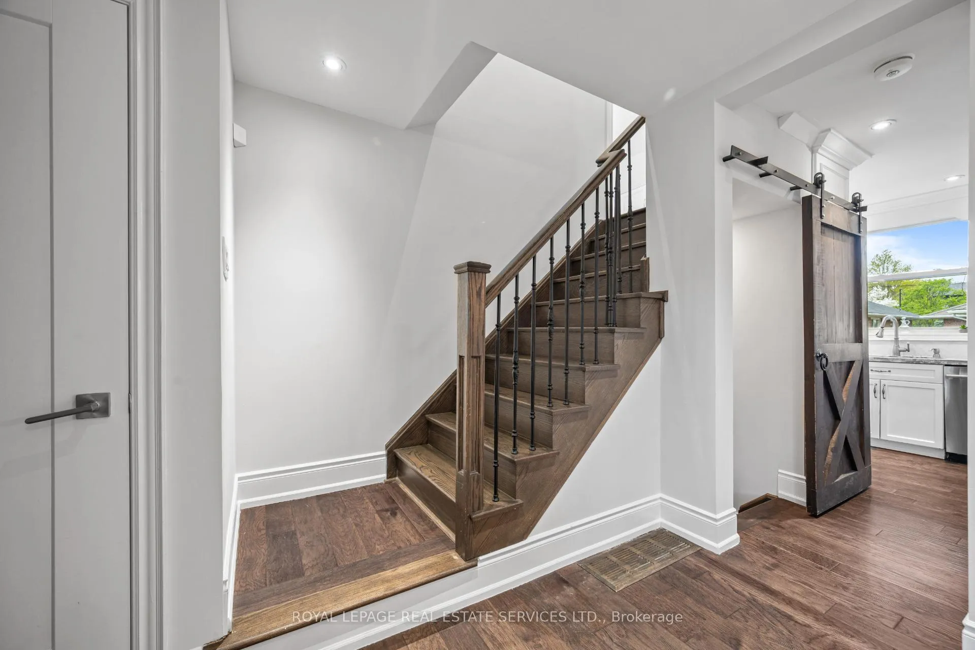Photo 15 of 10 Glenellen Drive W, Etobicoke, Stonegate-Queensway — HOMEH