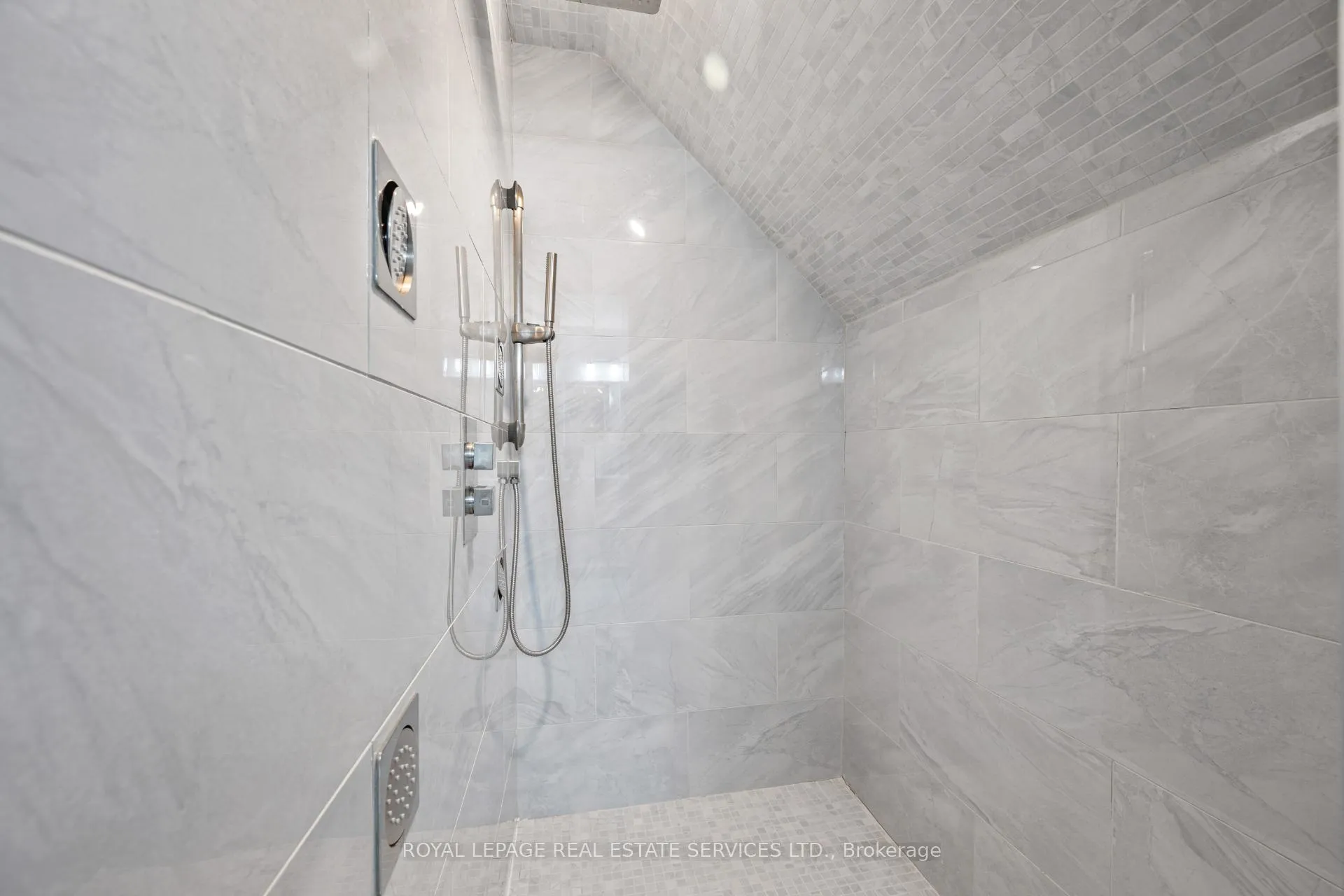 Photo 23 of 10 Glenellen Drive W, Etobicoke, Stonegate-Queensway — HOMEH