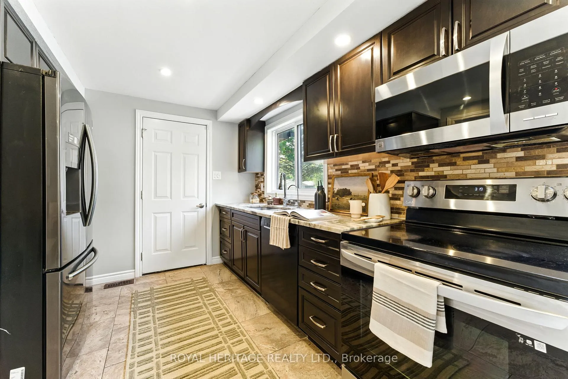 Photo 10 of 35 Aspen Valley Crescent, Guelph, Kortright West — HOMEH