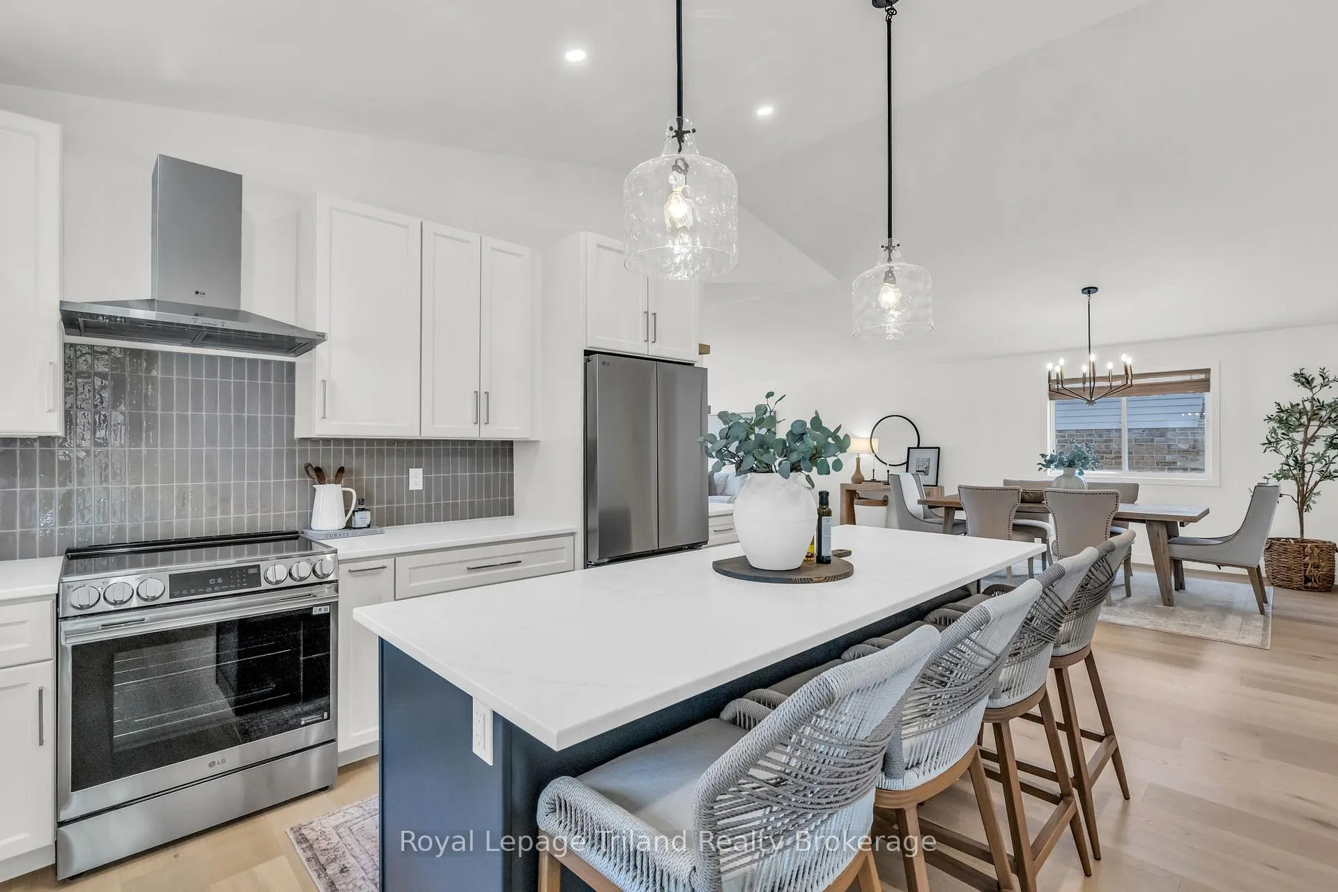 Photo 11 of 64 Hickory Boulevard W, Strathroy-Caradoc, SE — HOMEH