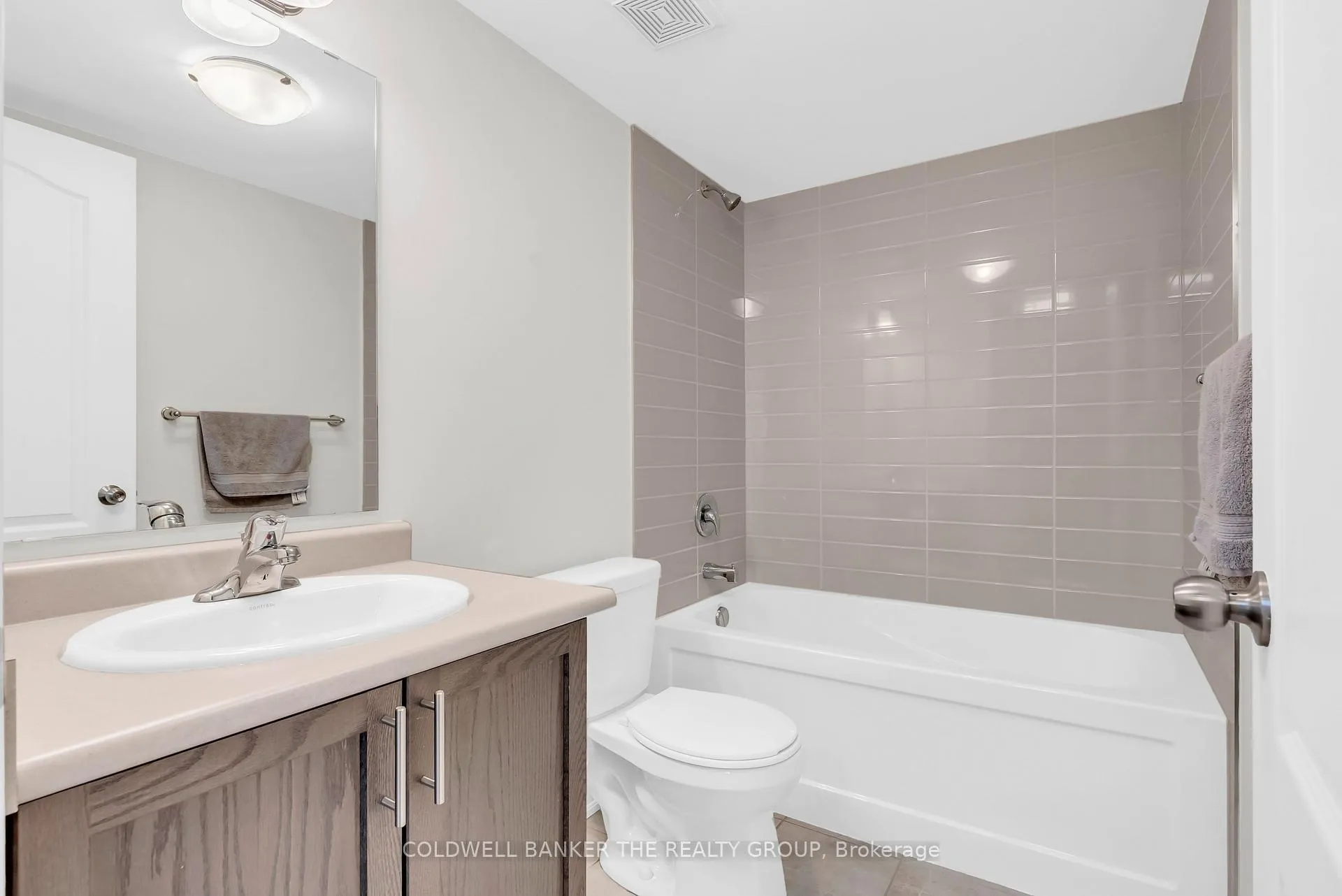 Photo 9 of 52 Brushwood Drive, Brampton, Bram West — HOMEH