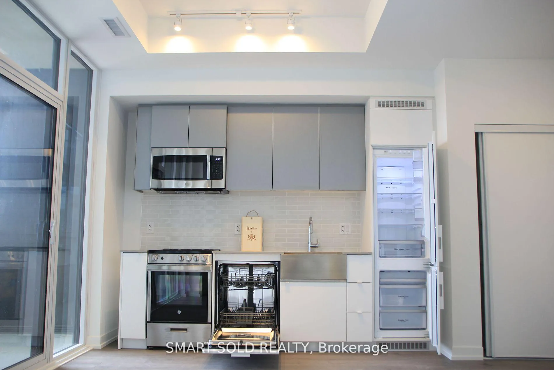Photo 2 of Unit 502, 270 Dufferin Street, Toronto, South Parkdale — HOMEH
