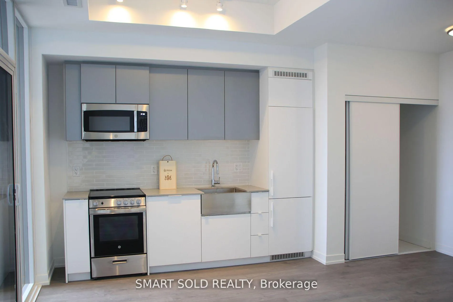 Photo 3 of Unit 502, 270 Dufferin Street, Toronto, South Parkdale — HOMEH