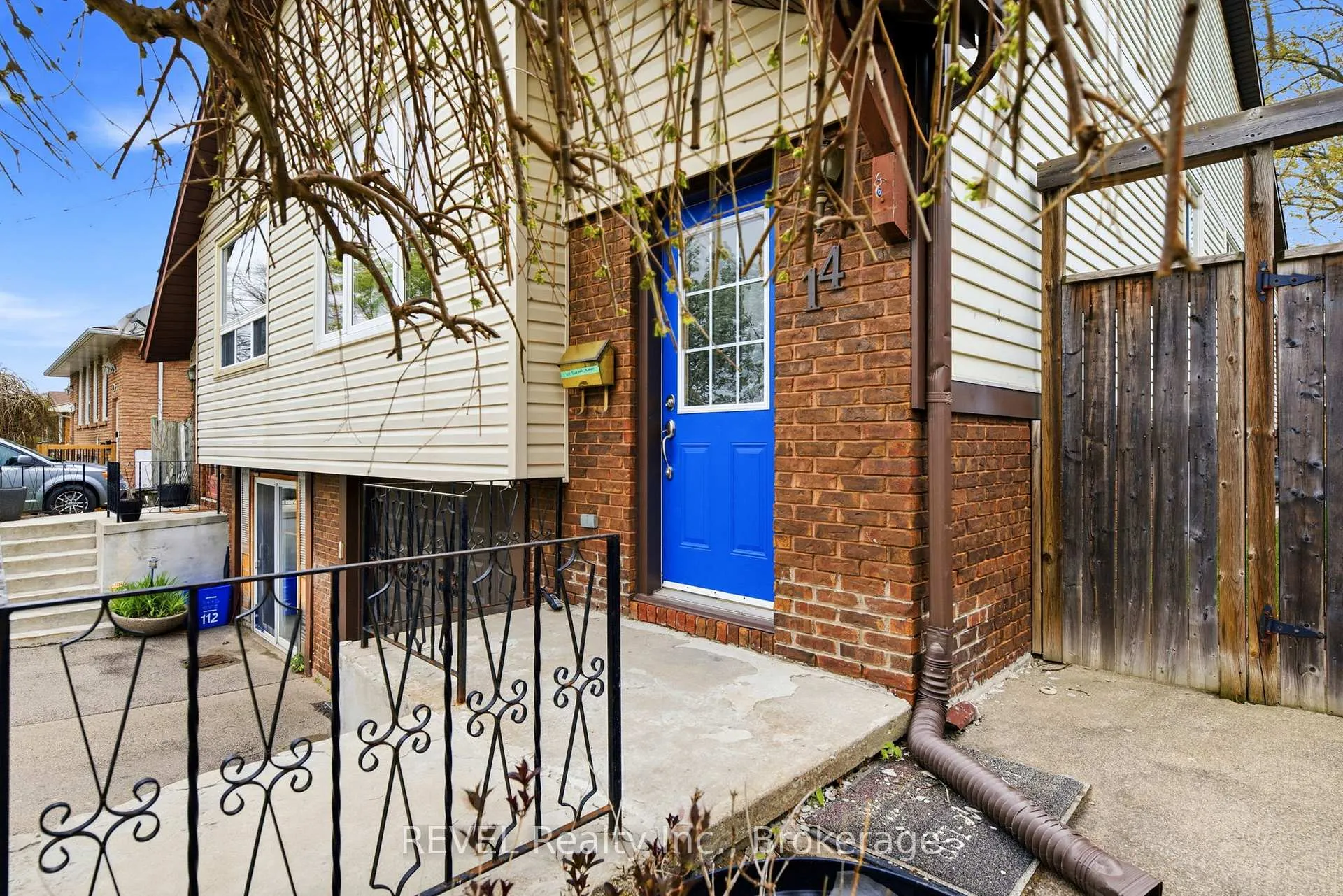 Photo 2 of 14 Deborah Court, St. Catharines, Secord Woods — HOMEH