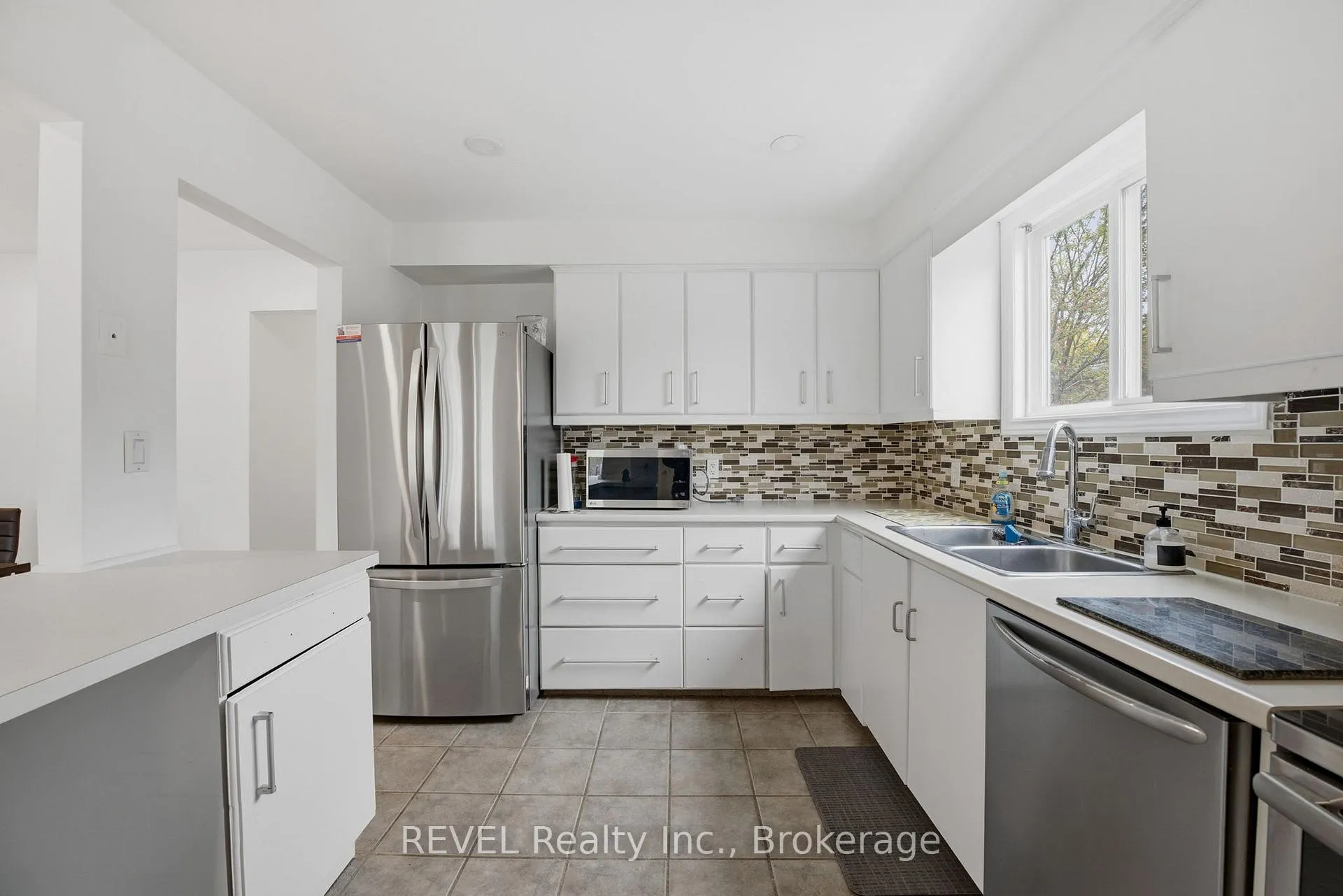 Photo 4 of 14 Deborah Court, St. Catharines, Secord Woods — HOMEH