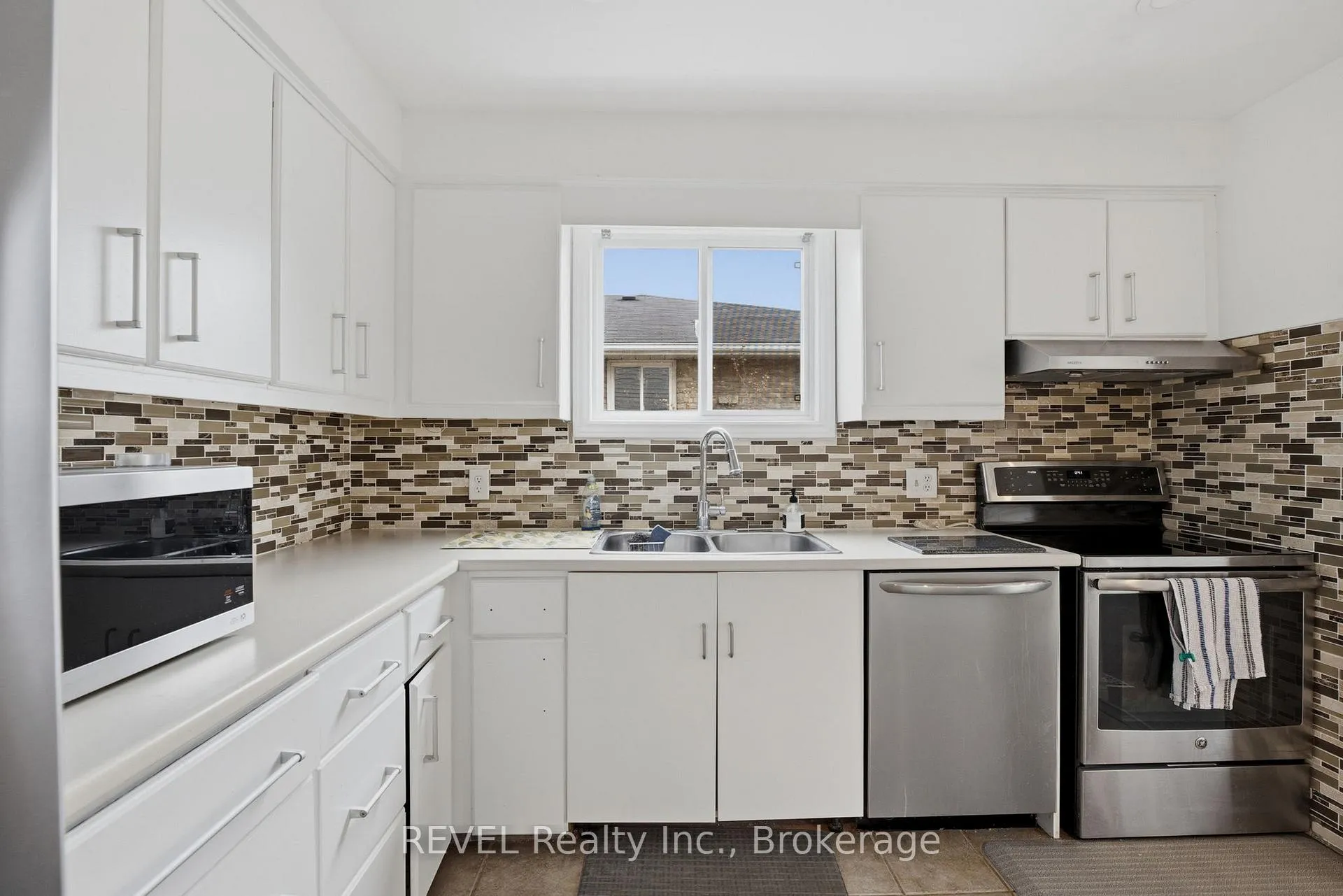 Photo 5 of 14 Deborah Court, St. Catharines, Secord Woods — HOMEH