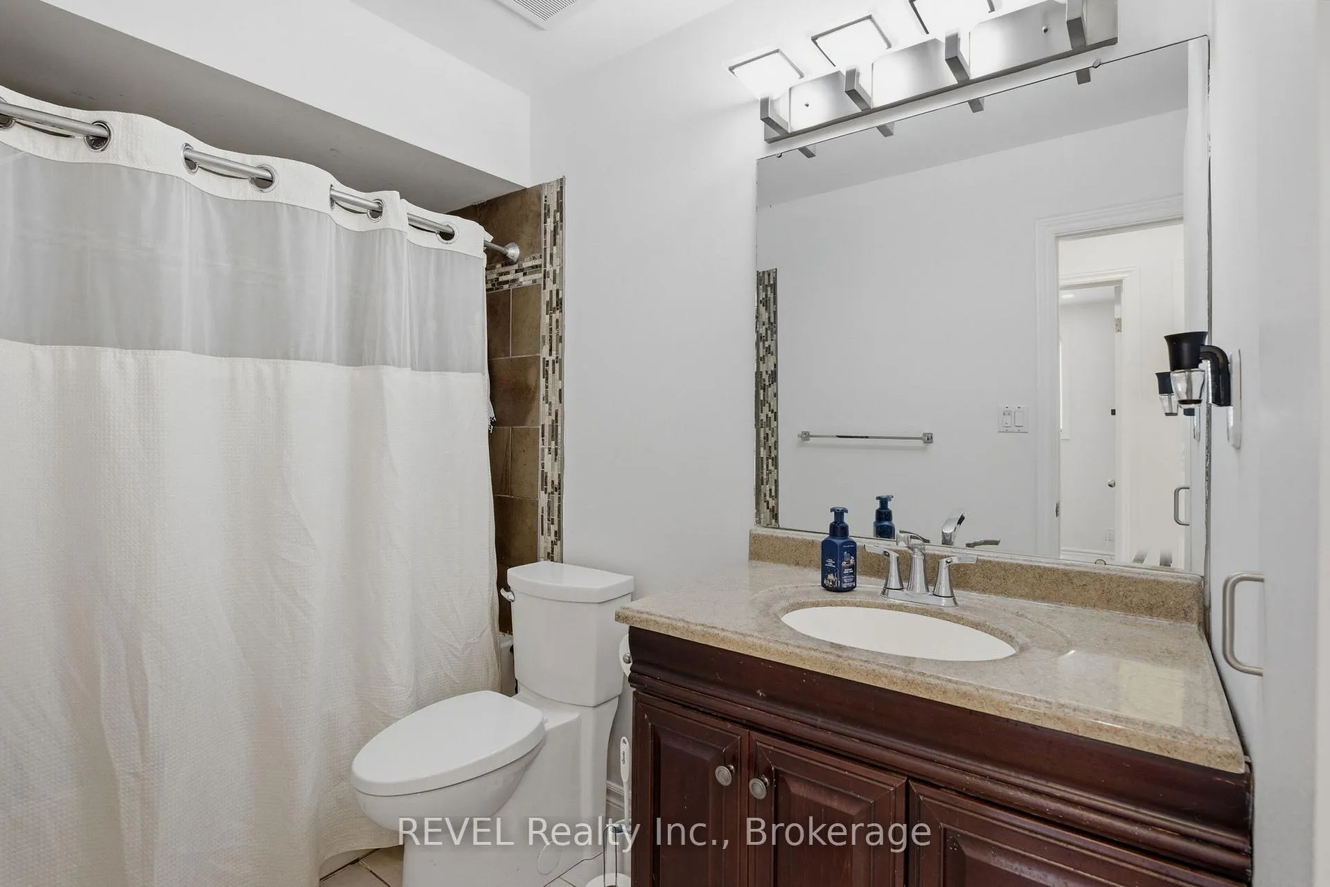 Photo 10 of 14 Deborah Court, St. Catharines, Secord Woods — HOMEH