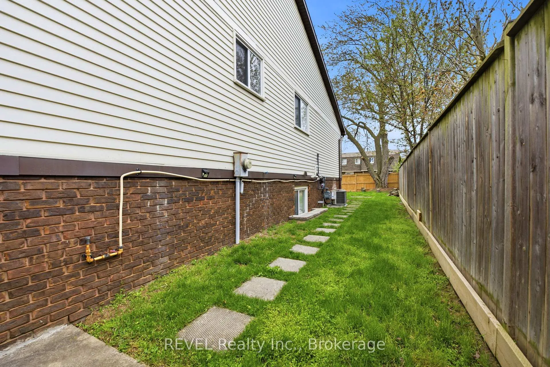 Photo 18 of 14 Deborah Court, St. Catharines, Secord Woods — HOMEH