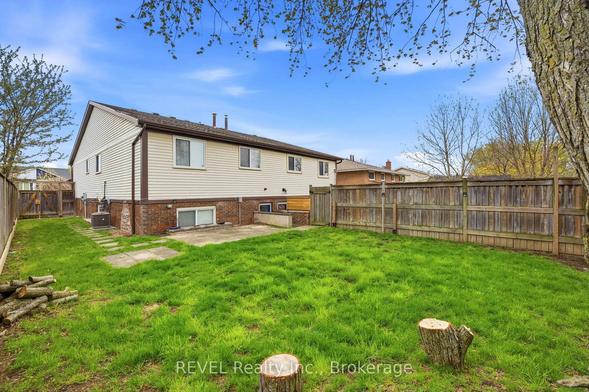 Photo 19 of 14 Deborah Court, St. Catharines, Secord Woods — HOMEH