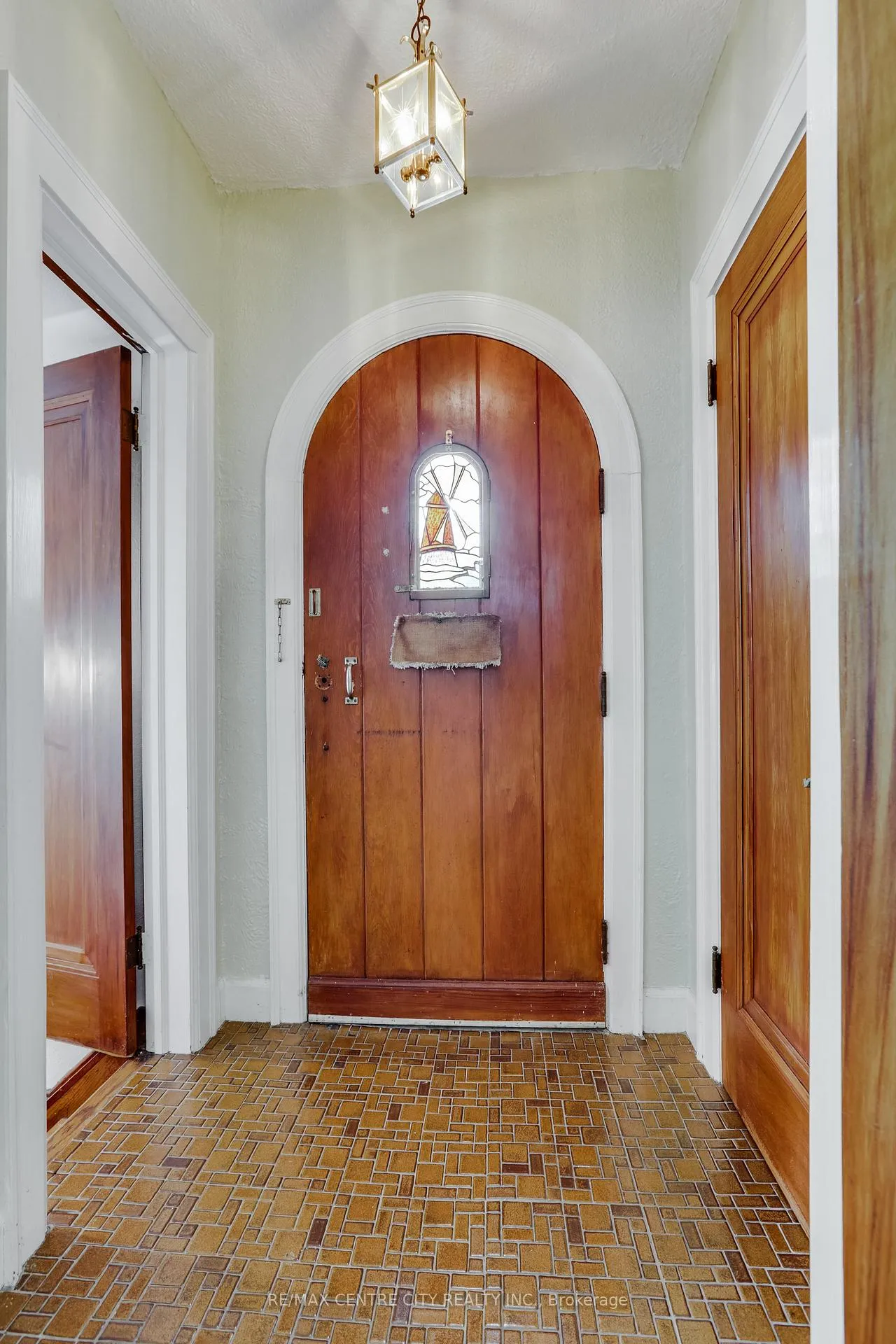 Photo 3 of 1008 Waterloo Street, London, East B — HOMEH