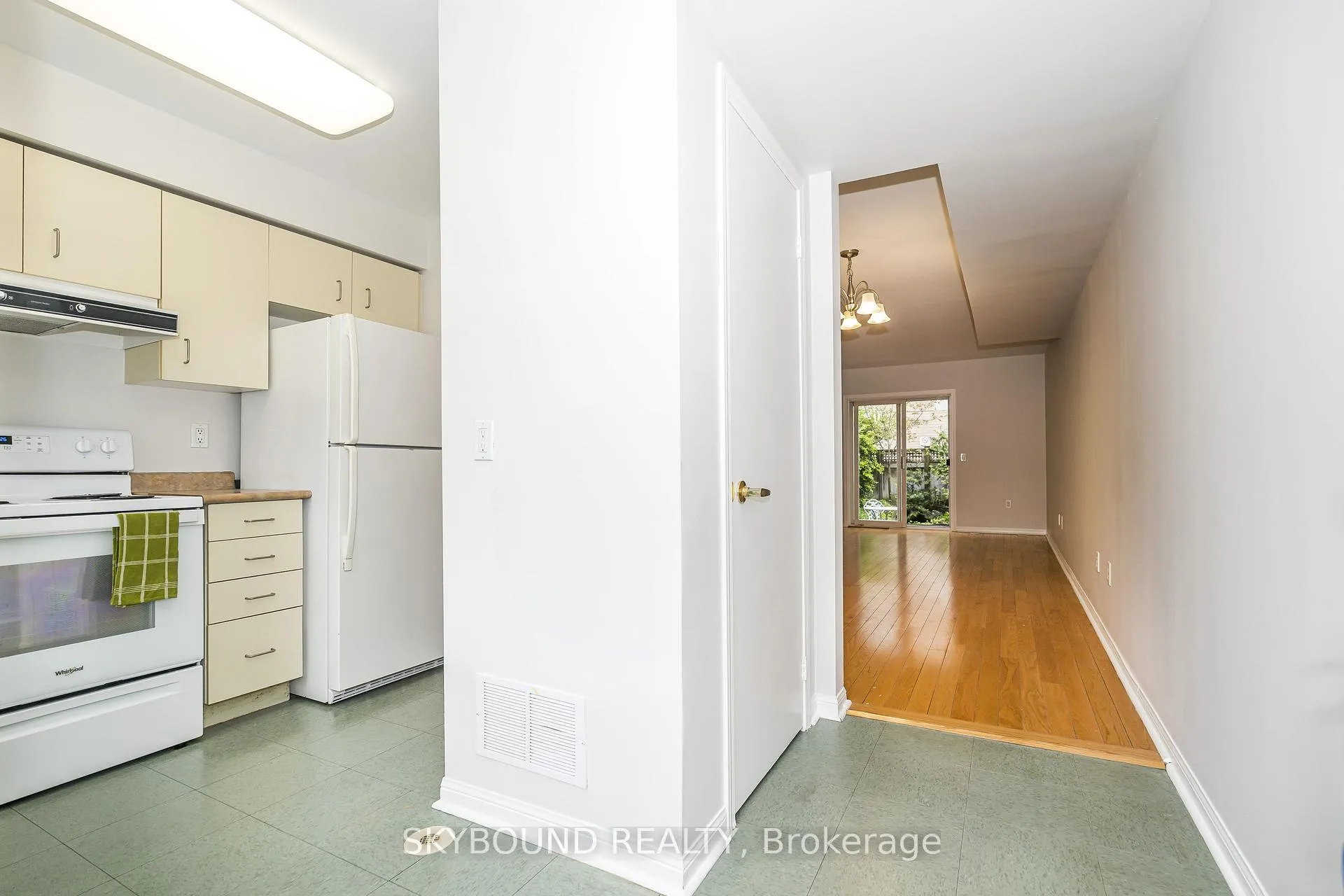 Photo 5 of Unit # 13, 25 Replin Road, Toronto, Englemount-Lawrence — HOMEH