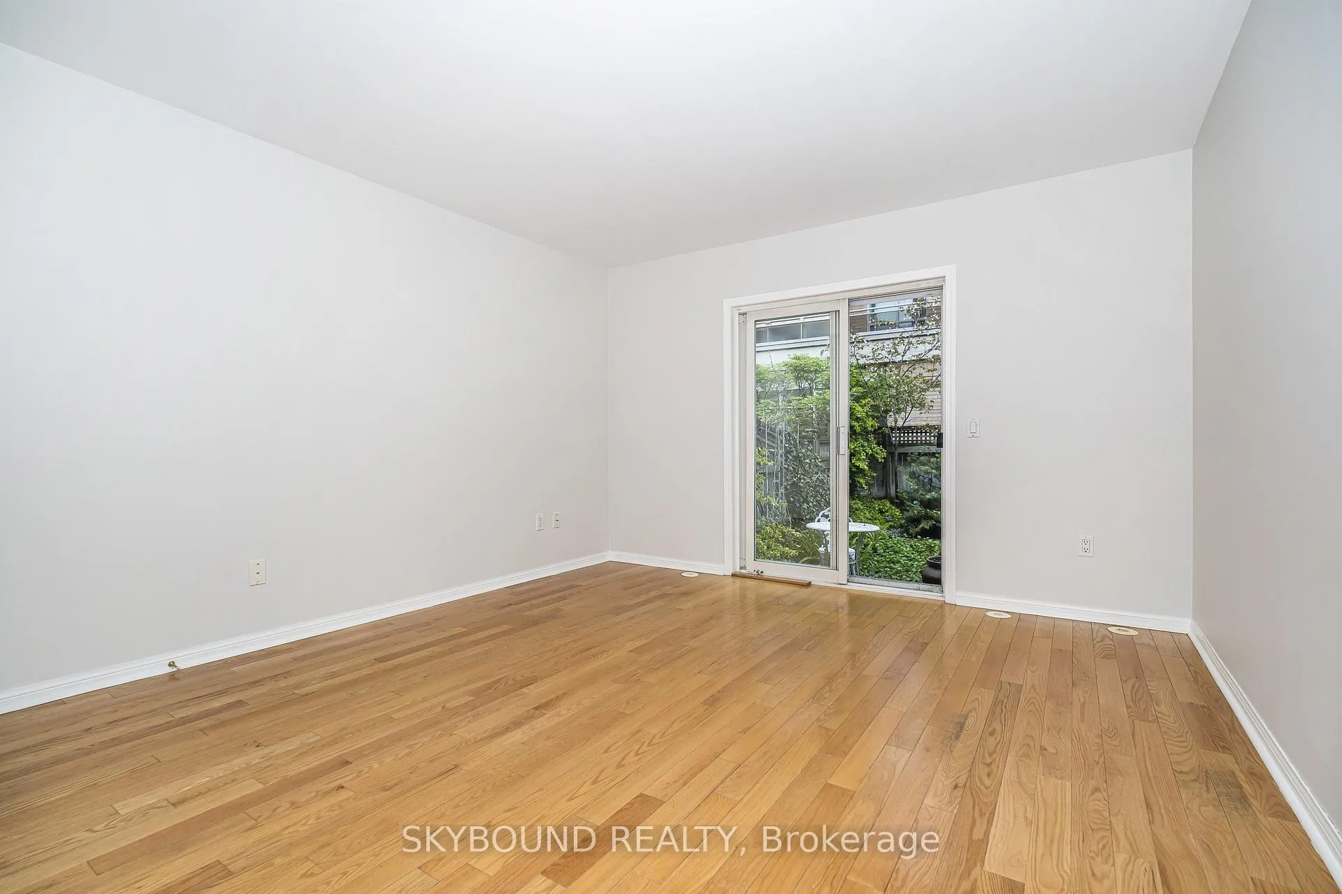 Photo 6 of Unit # 13, 25 Replin Road, Toronto, Englemount-Lawrence — HOMEH