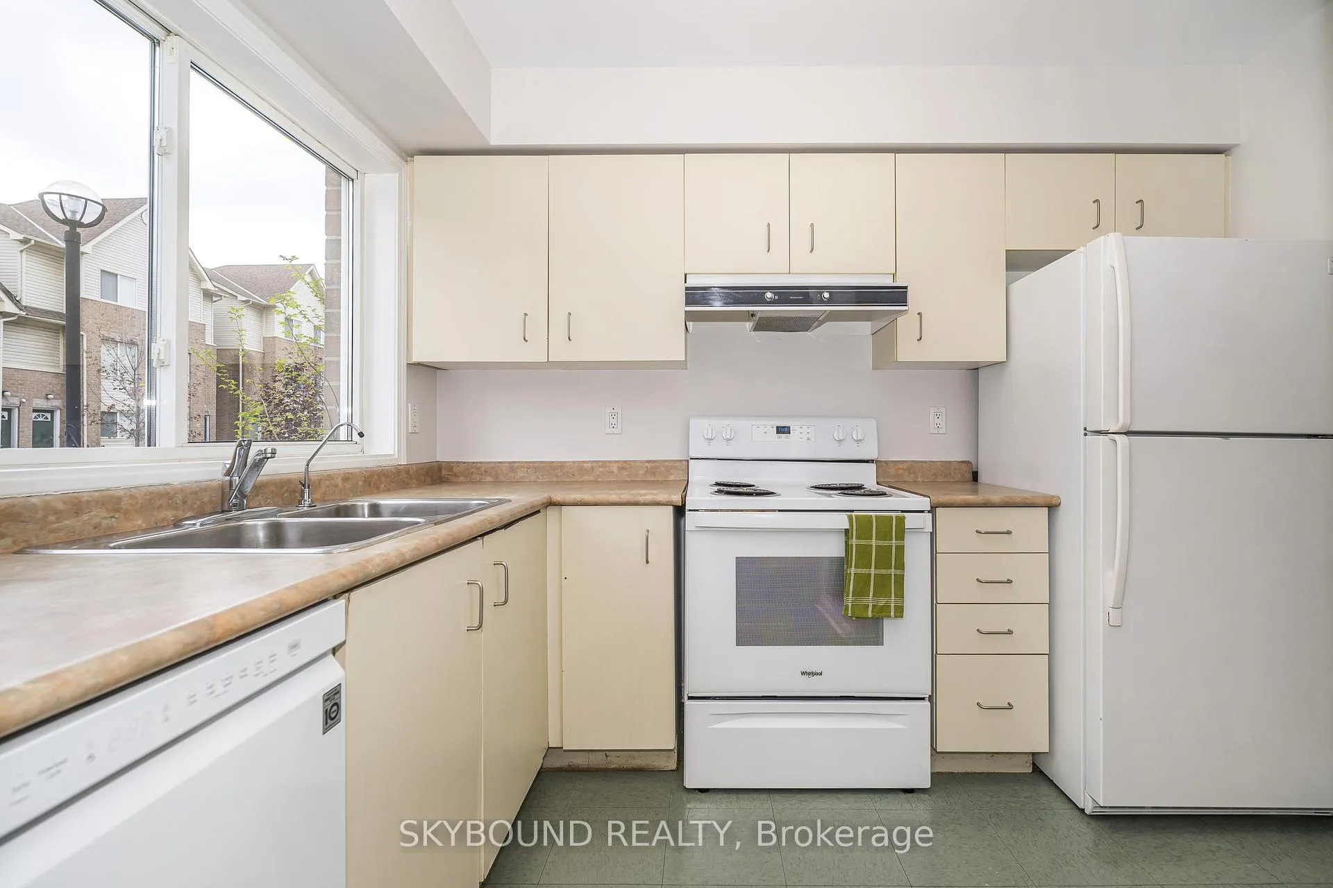 Photo 8 of Unit # 13, 25 Replin Road, Toronto, Englemount-Lawrence — HOMEH