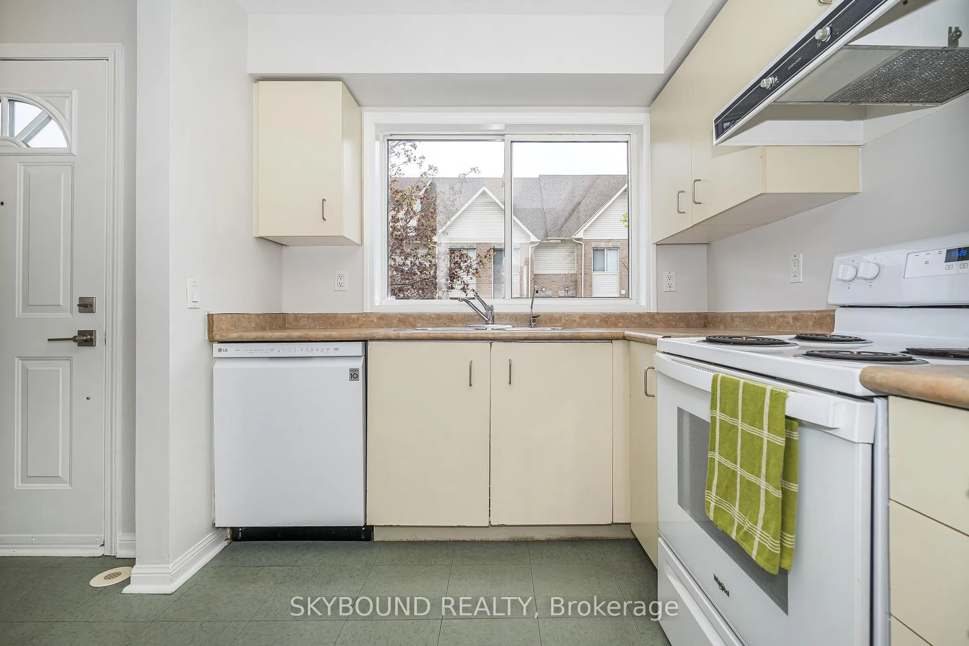 Photo 10 of Unit # 13, 25 Replin Road, Toronto, Englemount-Lawrence — HOMEH