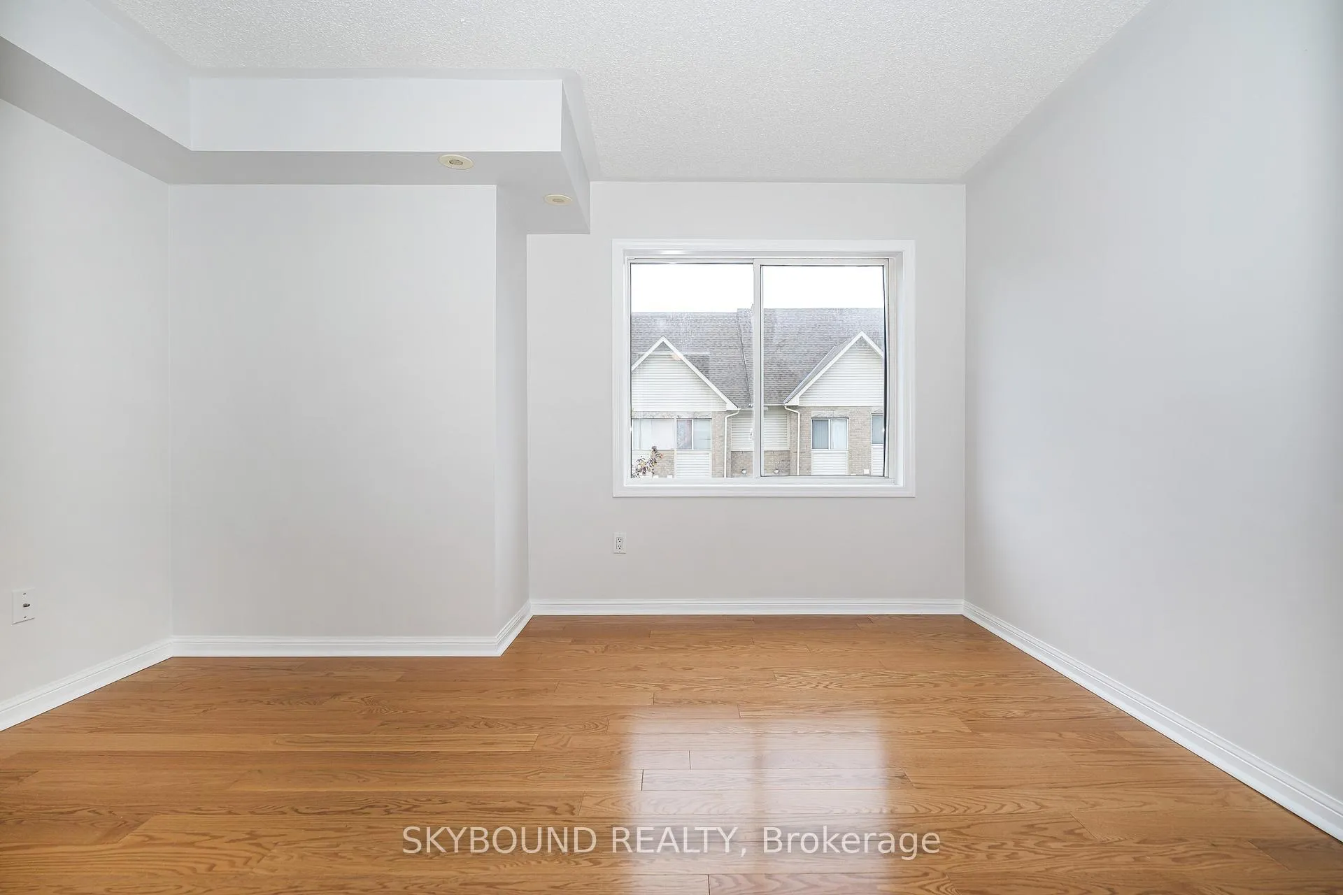 Photo 15 of Unit # 13, 25 Replin Road, Toronto, Englemount-Lawrence — HOMEH