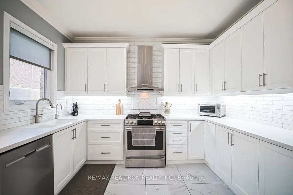 Photo 8 of 204 Ivy Jay Crescent, Aurora, Bayview Northeast — HOMEH