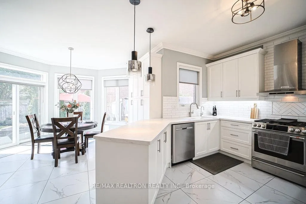 Photo 9 of 204 Ivy Jay Crescent, Aurora, Bayview Northeast — HOMEH