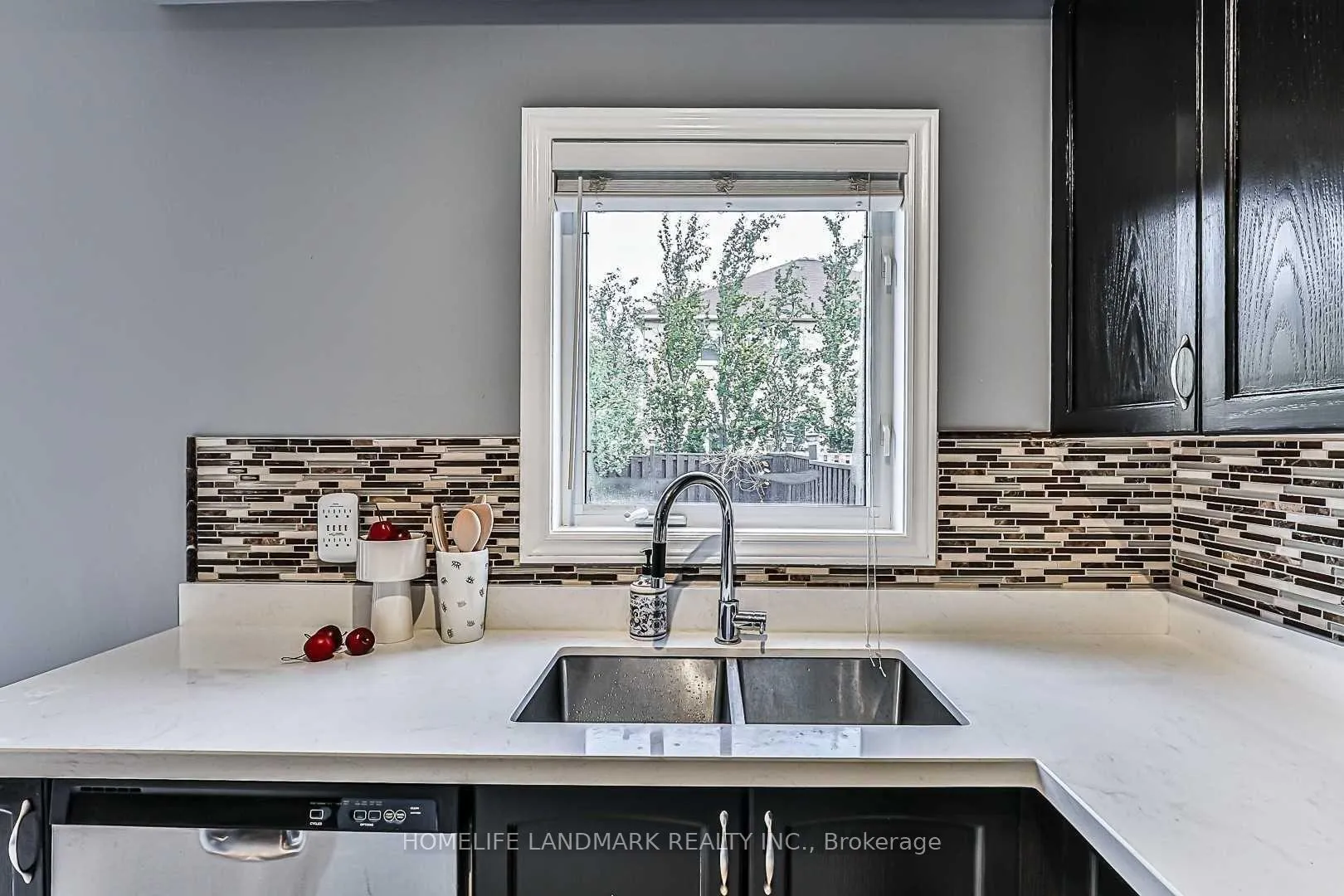 Photo 16 of 30 Ozner Crescent, Vaughan, Vellore Village — HOMEH