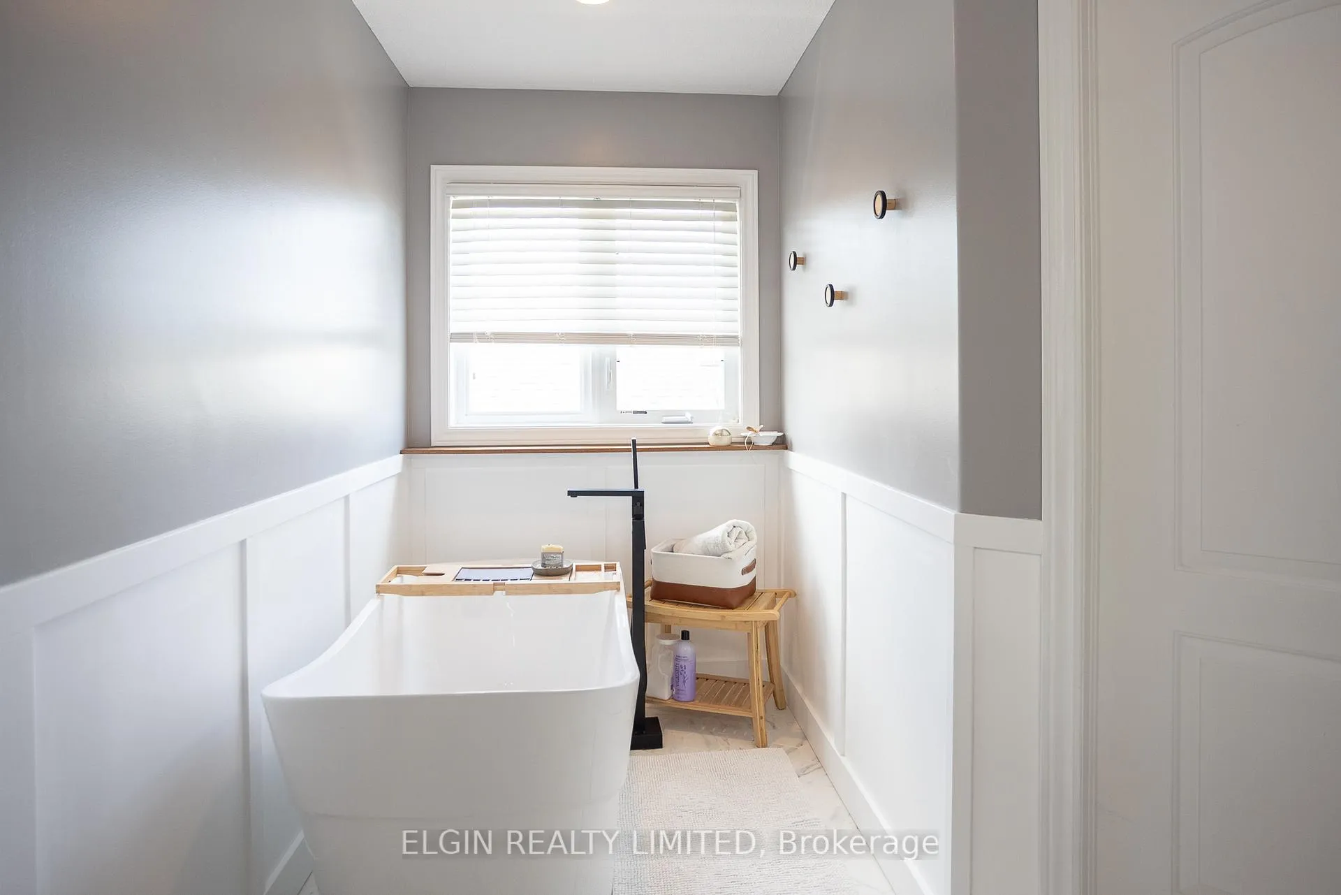 Photo 18 of 2062 Westwick Walk, London, South V — HOMEH