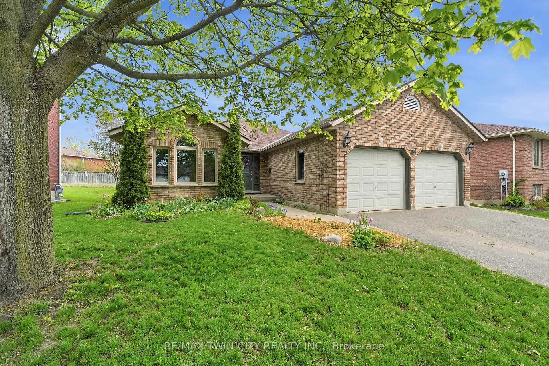 Photo 1 of 44 Blackfriar Lane, Brantford — HOMEH