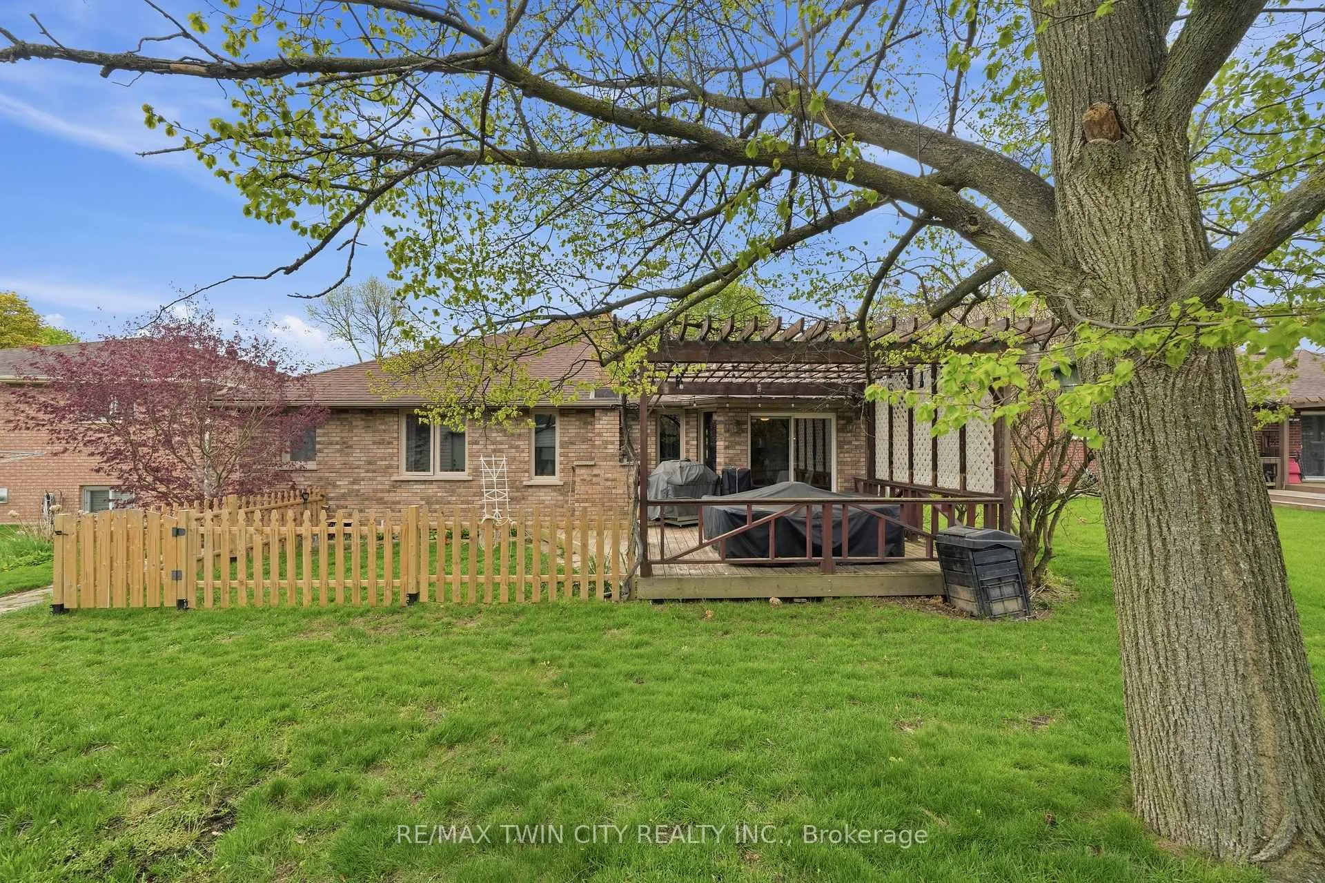 Photo 6 of 44 Blackfriar Lane, Brantford — HOMEH
