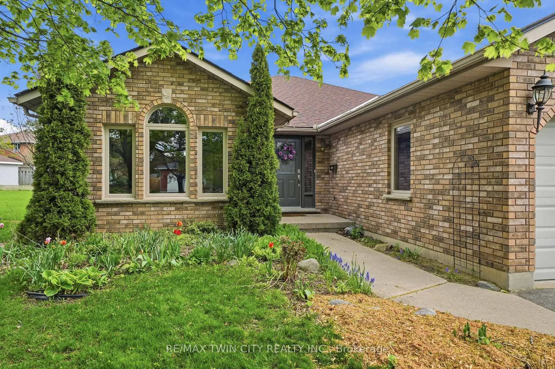 Photo 7 of 44 Blackfriar Lane, Brantford — HOMEH