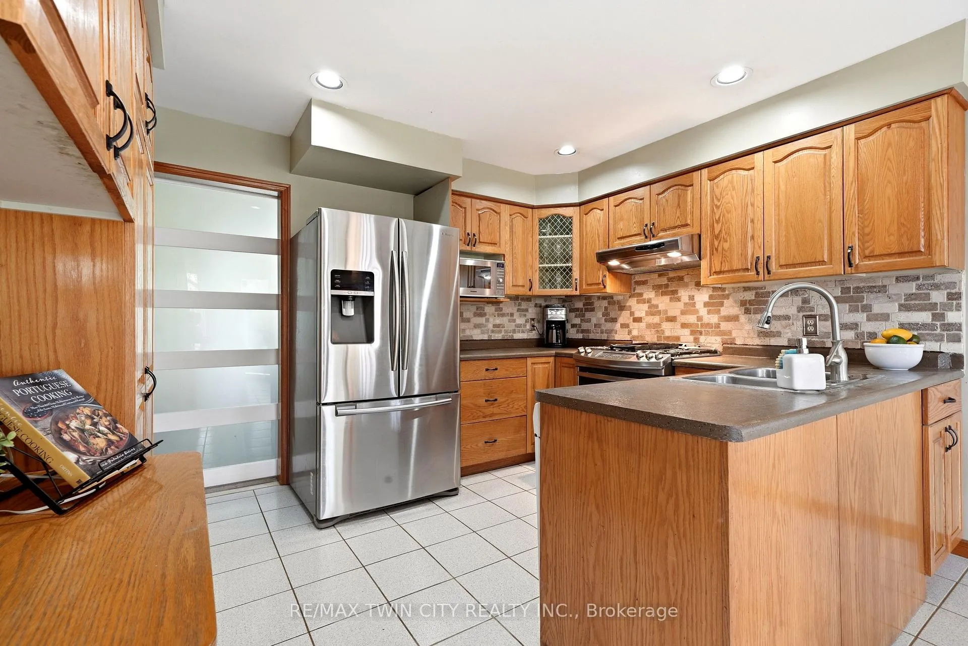 Photo 14 of 44 Blackfriar Lane, Brantford — HOMEH