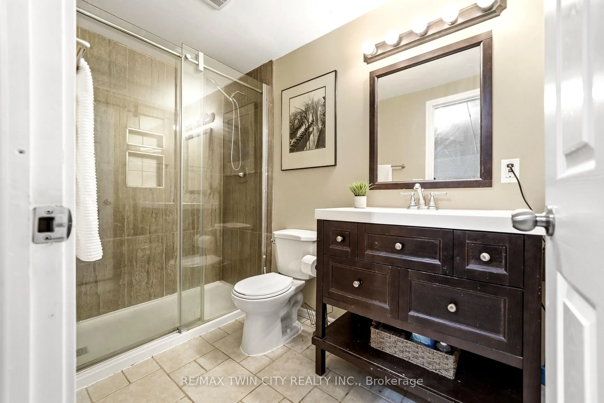 Photo 21 of 44 Blackfriar Lane, Brantford — HOMEH