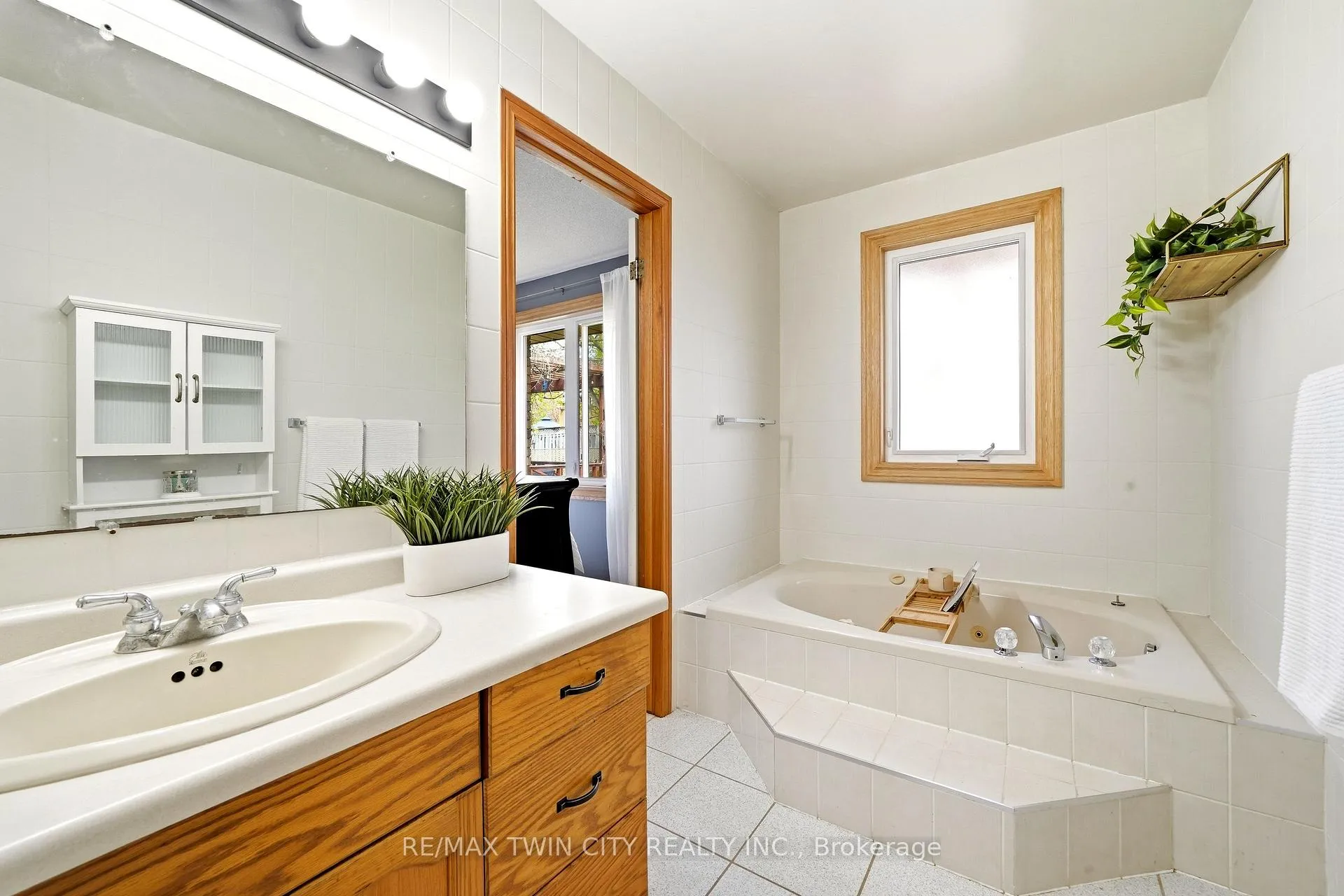 Photo 24 of 44 Blackfriar Lane, Brantford — HOMEH