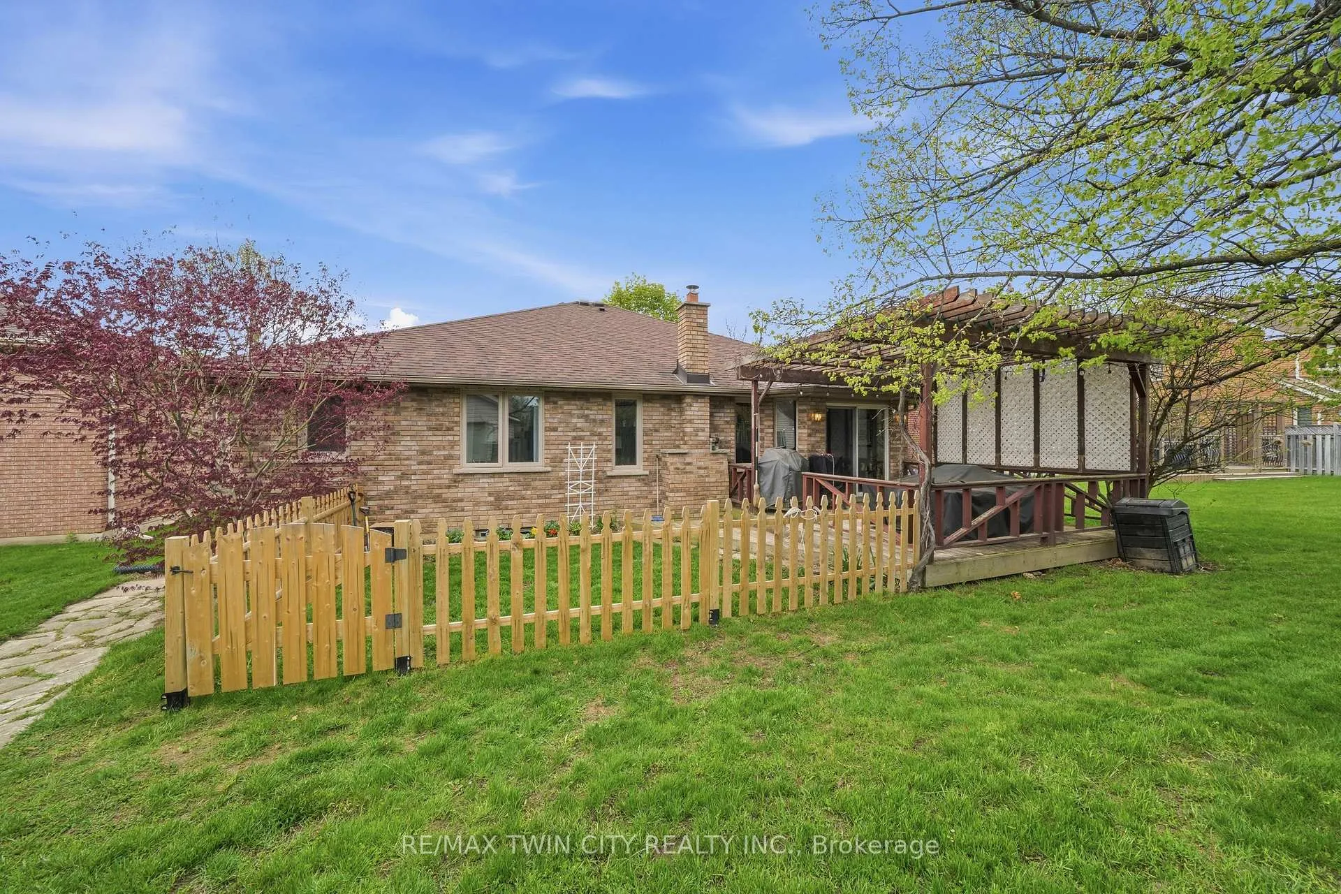 Photo 32 of 44 Blackfriar Lane, Brantford — HOMEH