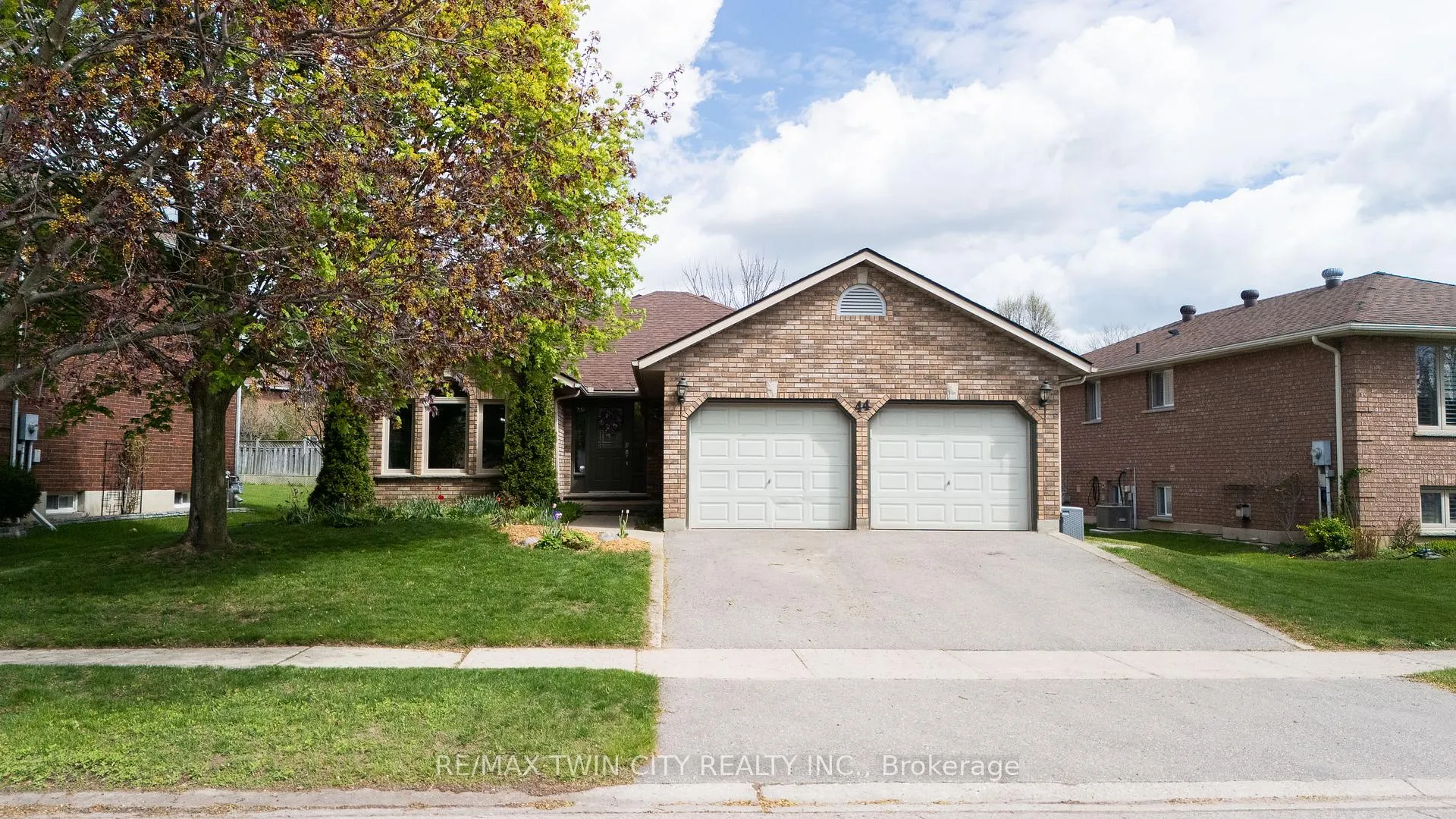Photo 36 of 44 Blackfriar Lane, Brantford — HOMEH