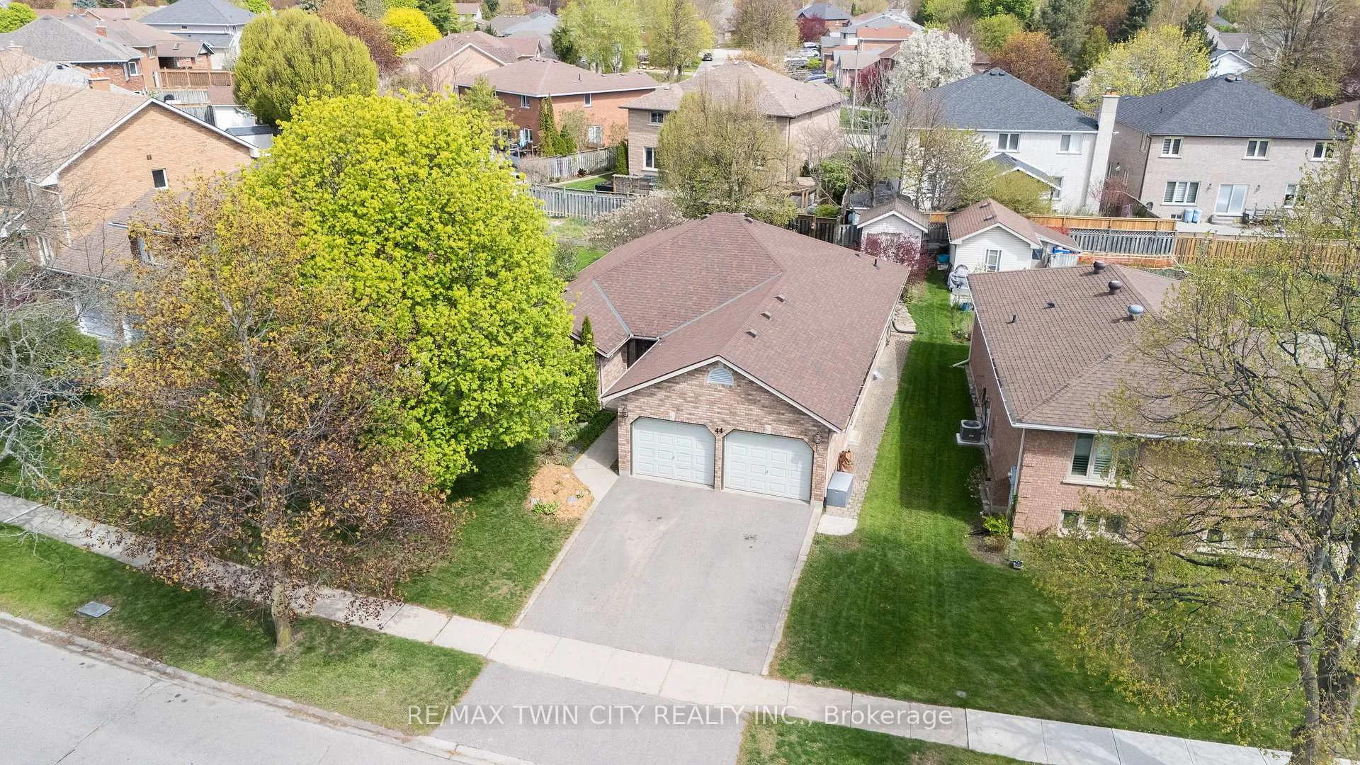Photo 37 of 44 Blackfriar Lane, Brantford — HOMEH