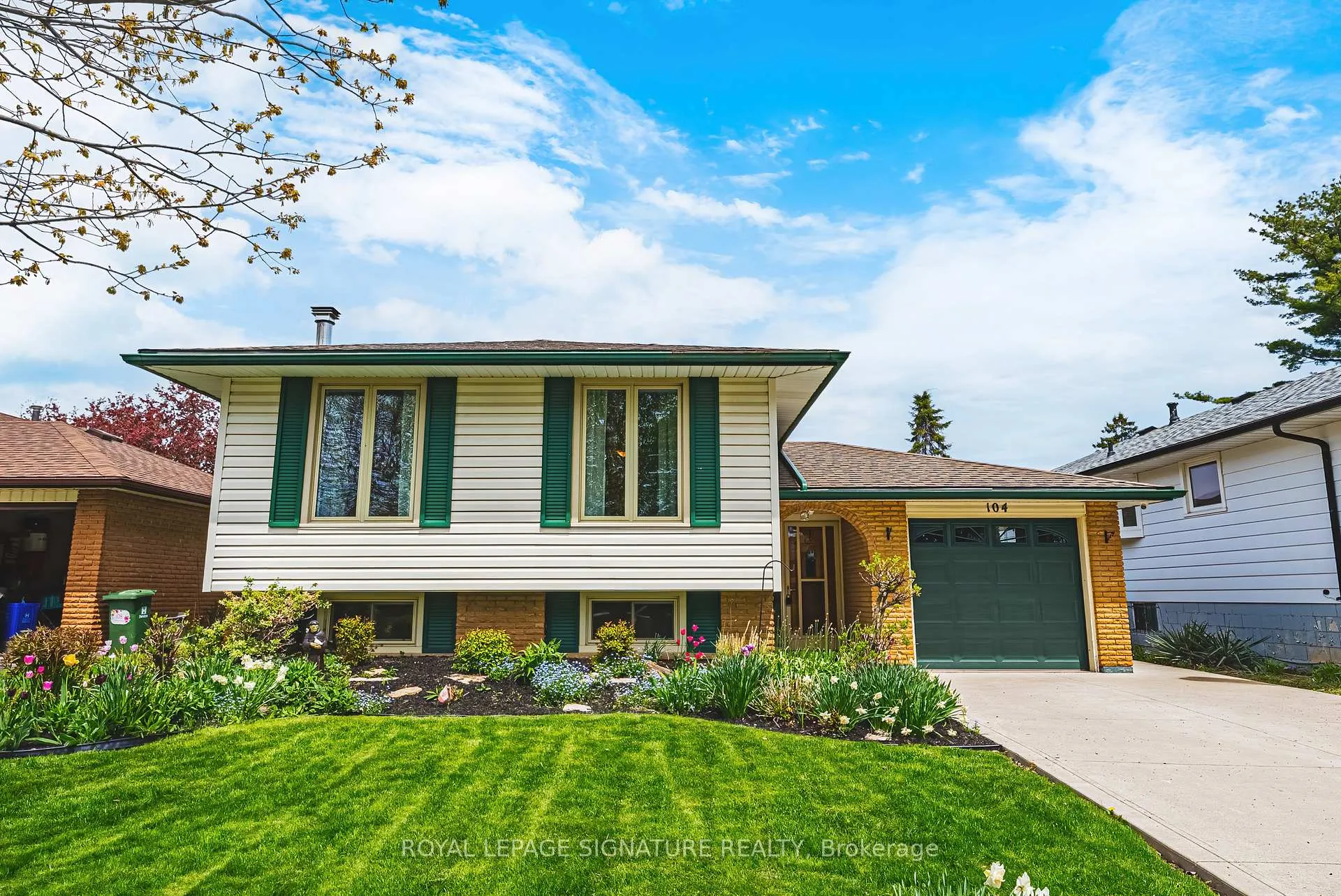 Photo 3 of 104 Gardiner Drive, Hamilton, Gilkson — HOMEH