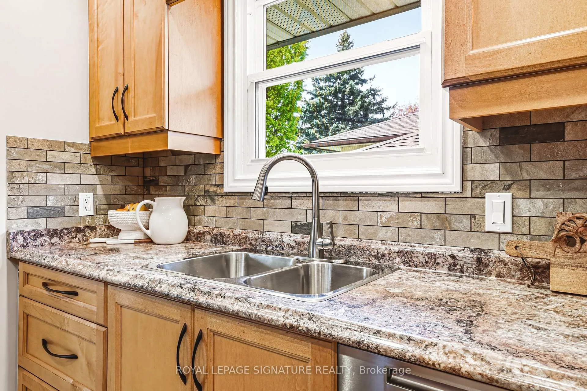 Photo 12 of 104 Gardiner Drive, Hamilton, Gilkson — HOMEH