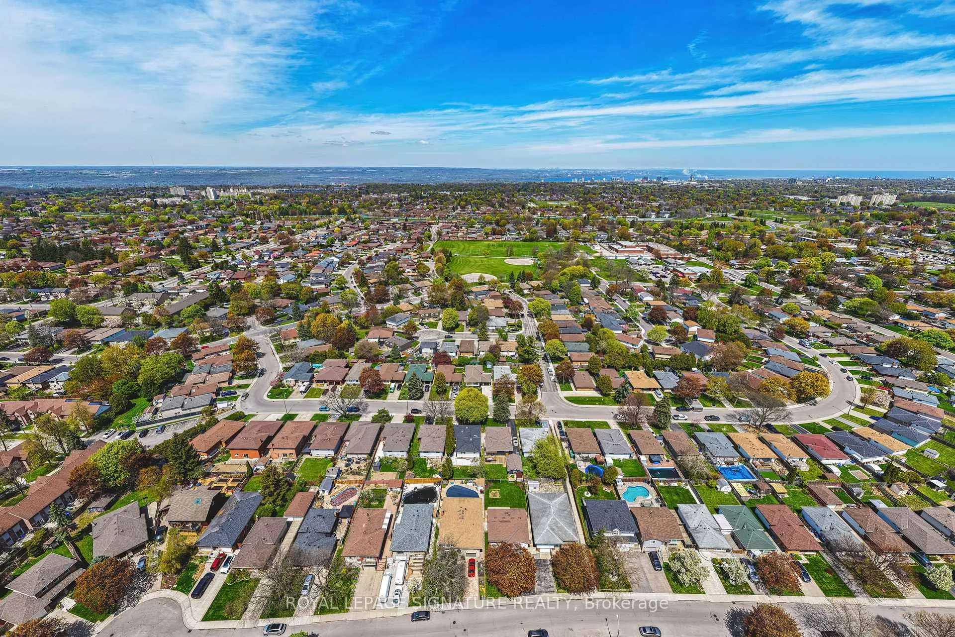 Photo 40 of 104 Gardiner Drive, Hamilton, Gilkson — HOMEH