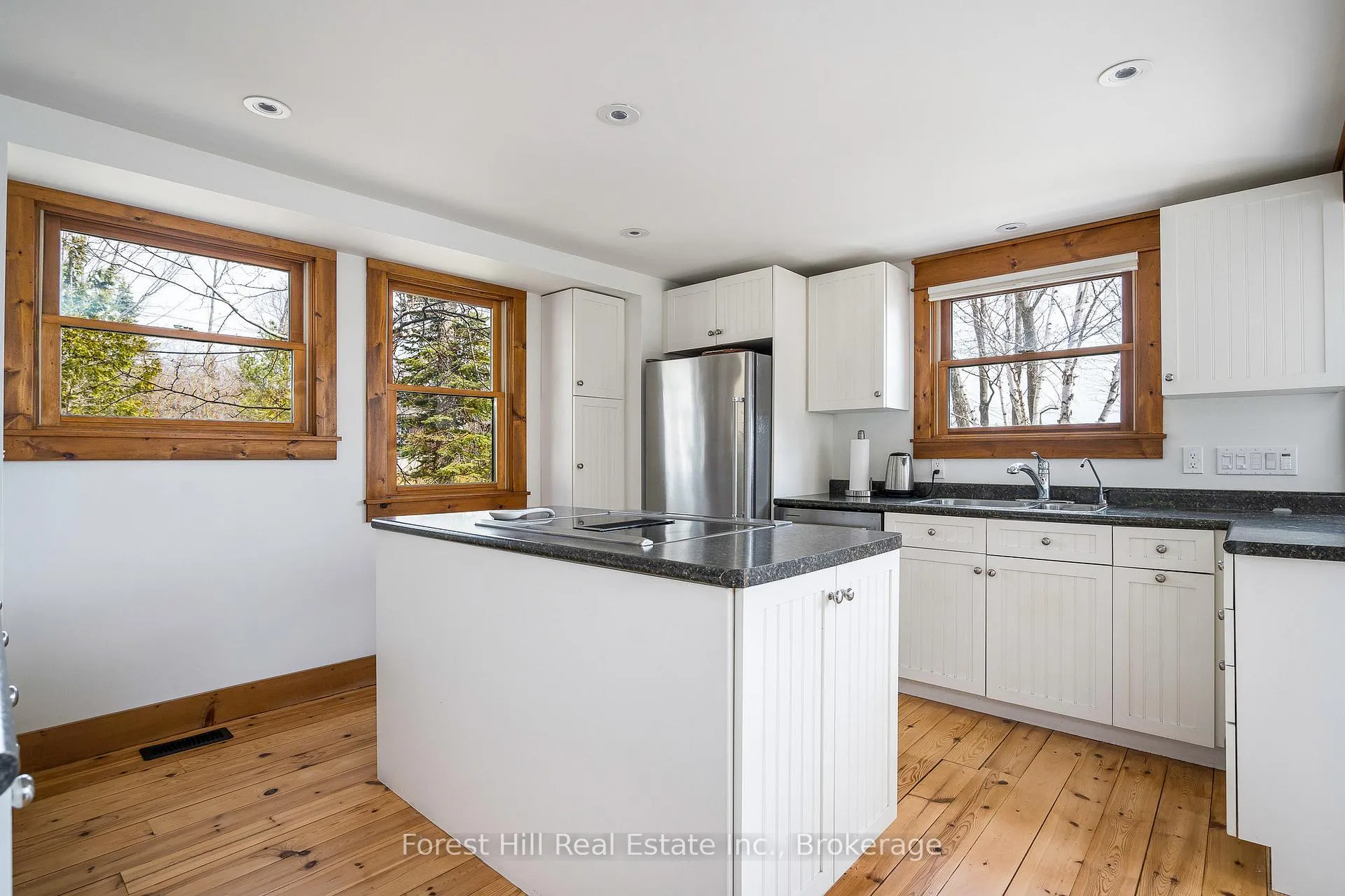 Photo 10 of 246 Northmount Crescent, Blue Mountains — HOMEH
