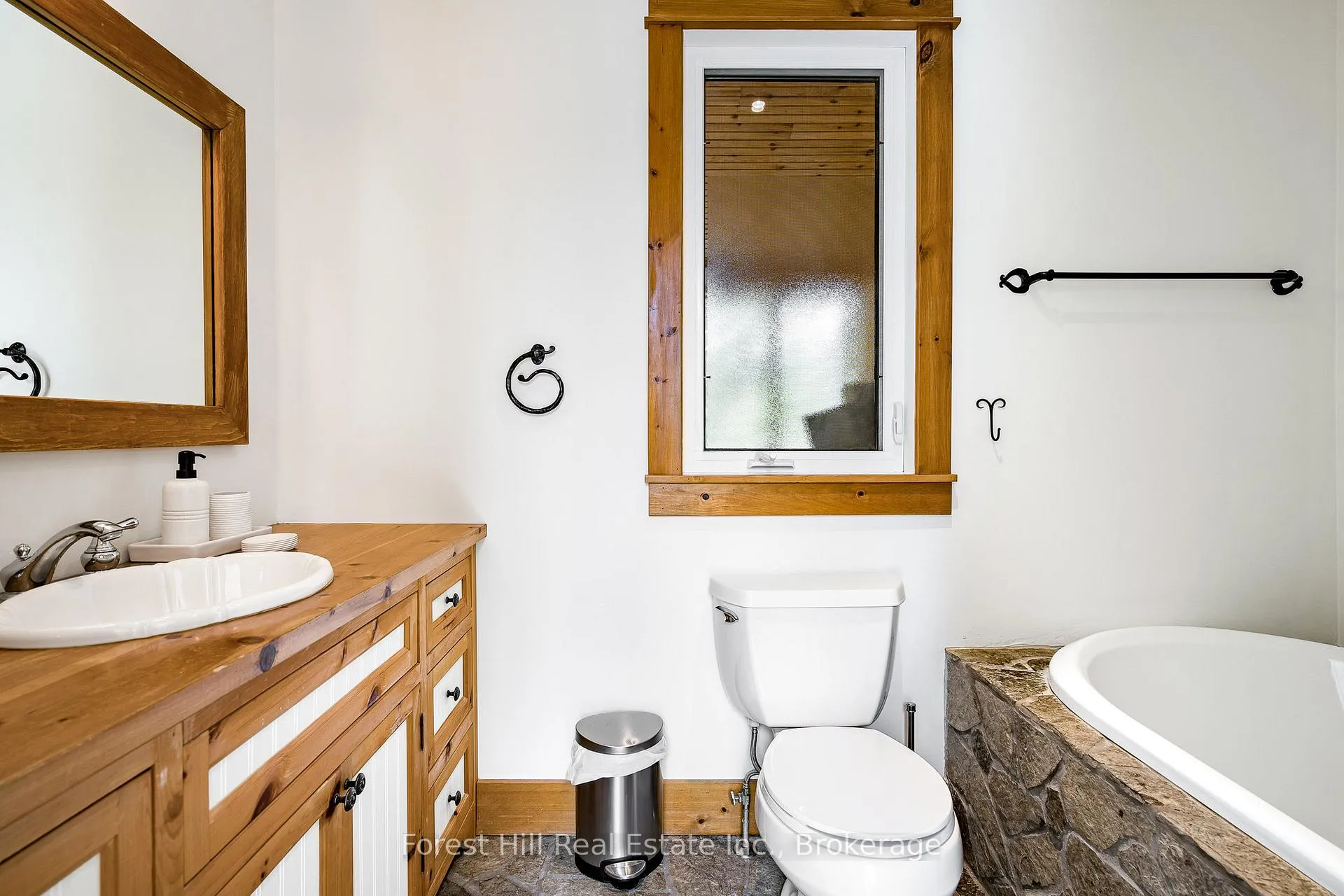 Photo 18 of 246 Northmount Crescent, Blue Mountains — HOMEH