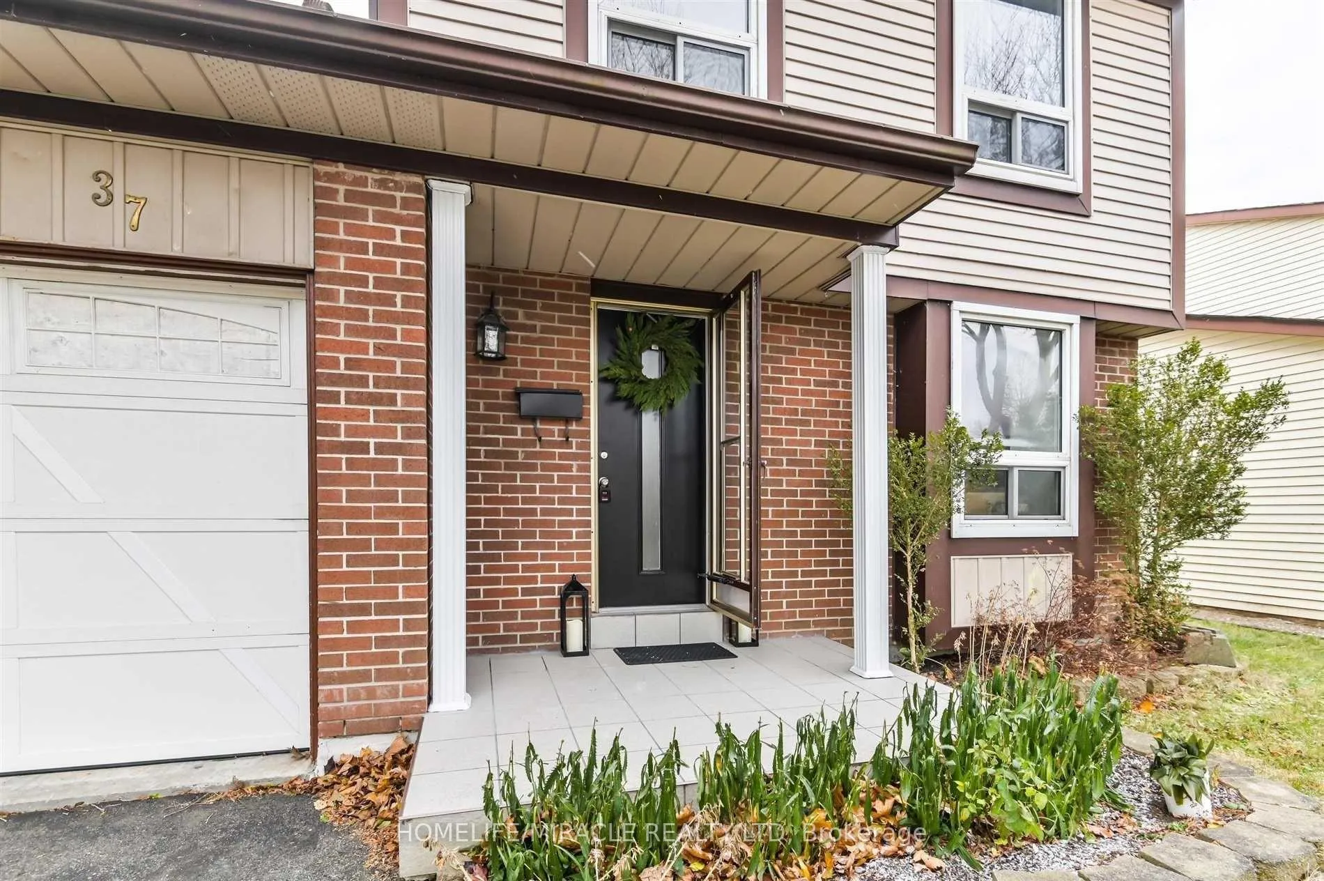 Photo 4 of 37 Banner Crescent, Ajax, South West — HOMEH