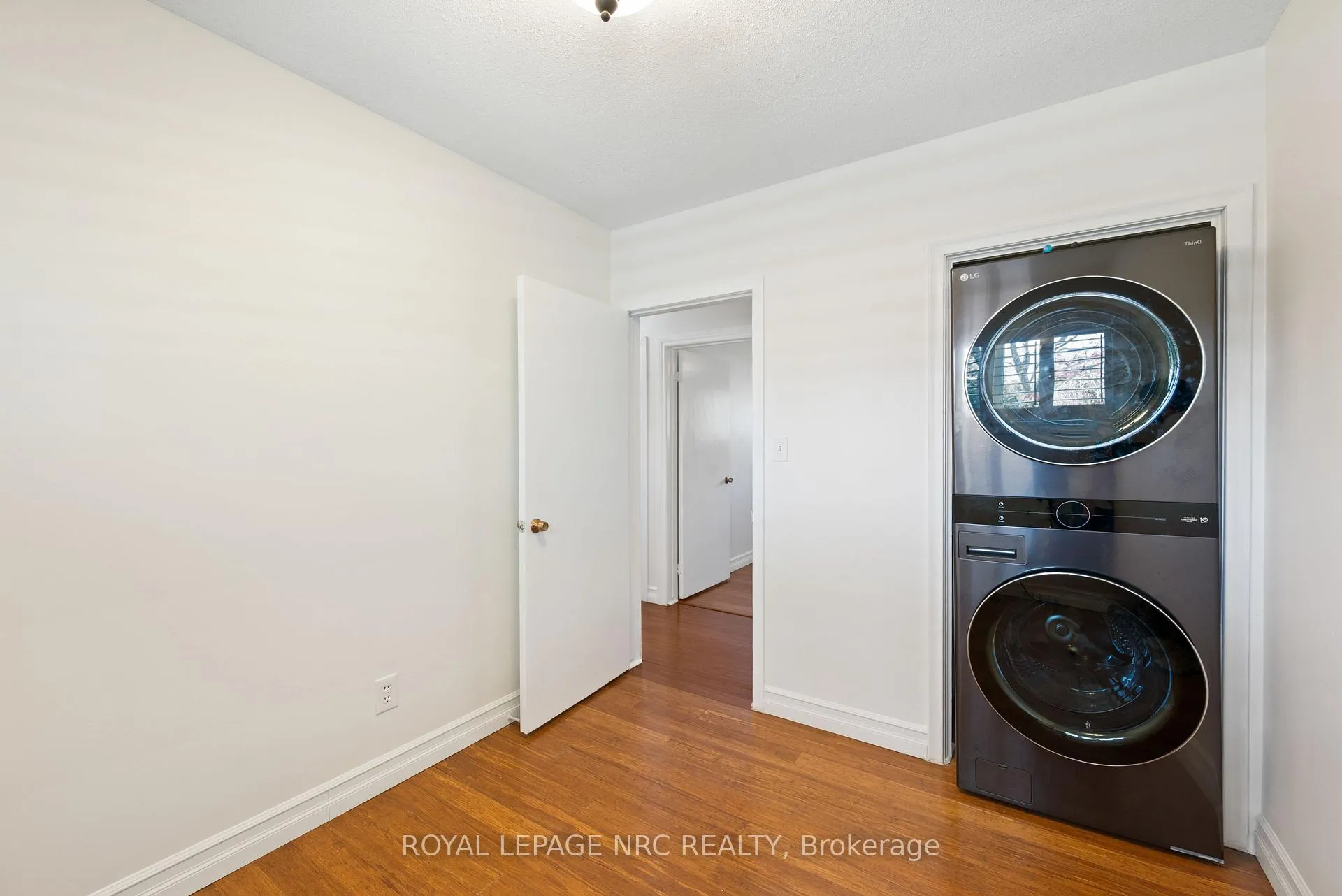 Photo 7 of 12 Glenview Avenue E, St. Catharines, Vine/Linwell — HOMEH